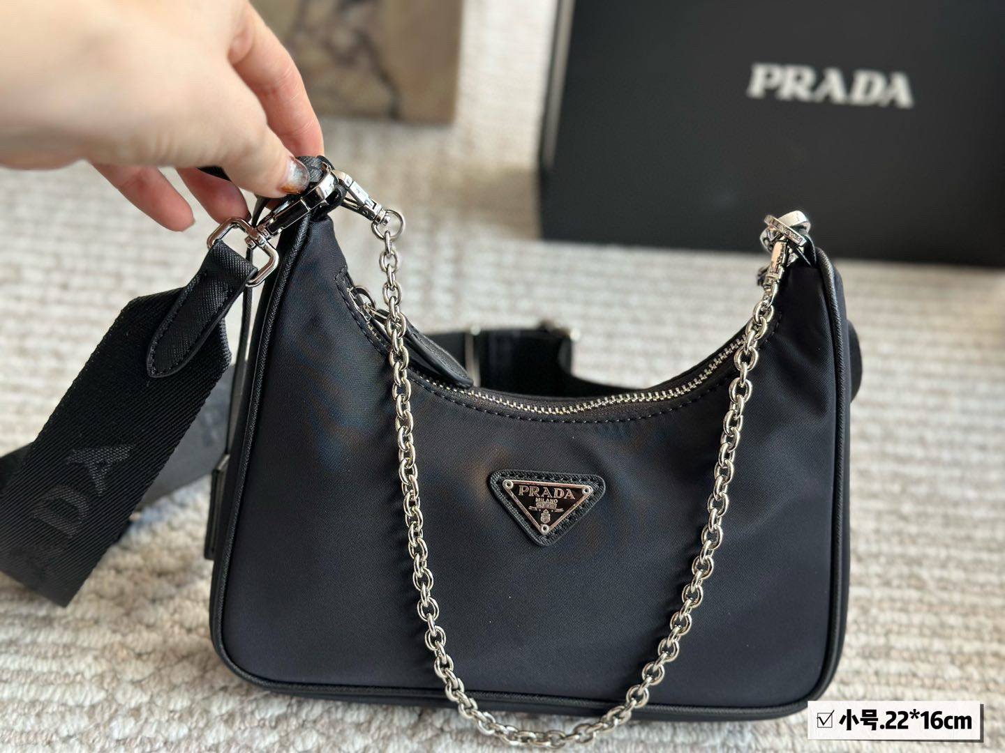 p145p155p165
配盒 顶级品质
小21cm 中24cm 大28cm (底长)
Prada  hobo三合一！
⚠️出口韩国的订单！
⚠️质量超级好！！
一个类似于饺子包的大包加上一个小包，一条宽肩带加一个链条，脑子里是瞬间相出了N种搭配方式，非常的百搭，上身也非常的好看！