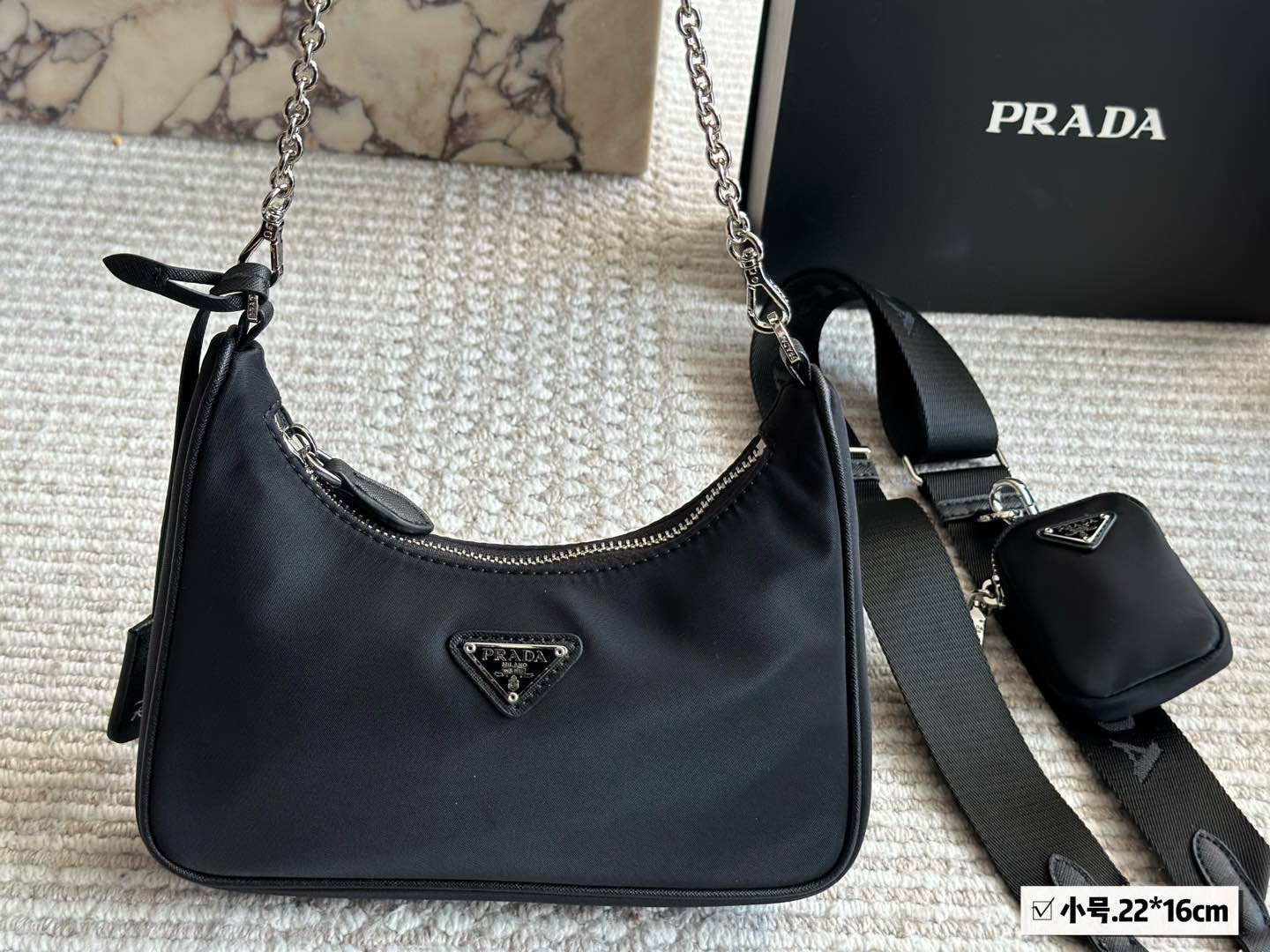 p145p155p165
配盒 顶级品质
小21cm 中24cm 大28cm (底长)
Prada  hobo三合一！
⚠️出口韩国的订单！
⚠️质量超级好！！
一个类似于饺子包的大包加上一个小包，一条宽肩带加一个链条，脑子里是瞬间相出了N种搭配方式，非常的百搭，上身也非常的好看！