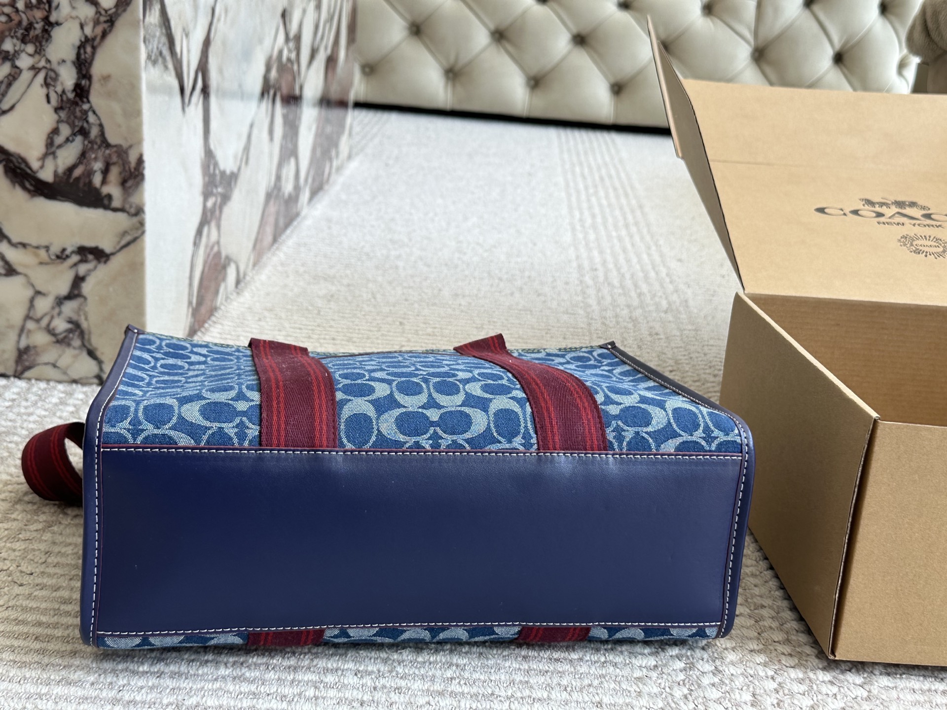 P190 飞机🎁

size：35 27cm
coach蔻驰经典logo购物袋tote包
大爆款 分分钟断货！
搜索🔍蔻驰coach 购物袋🛍️