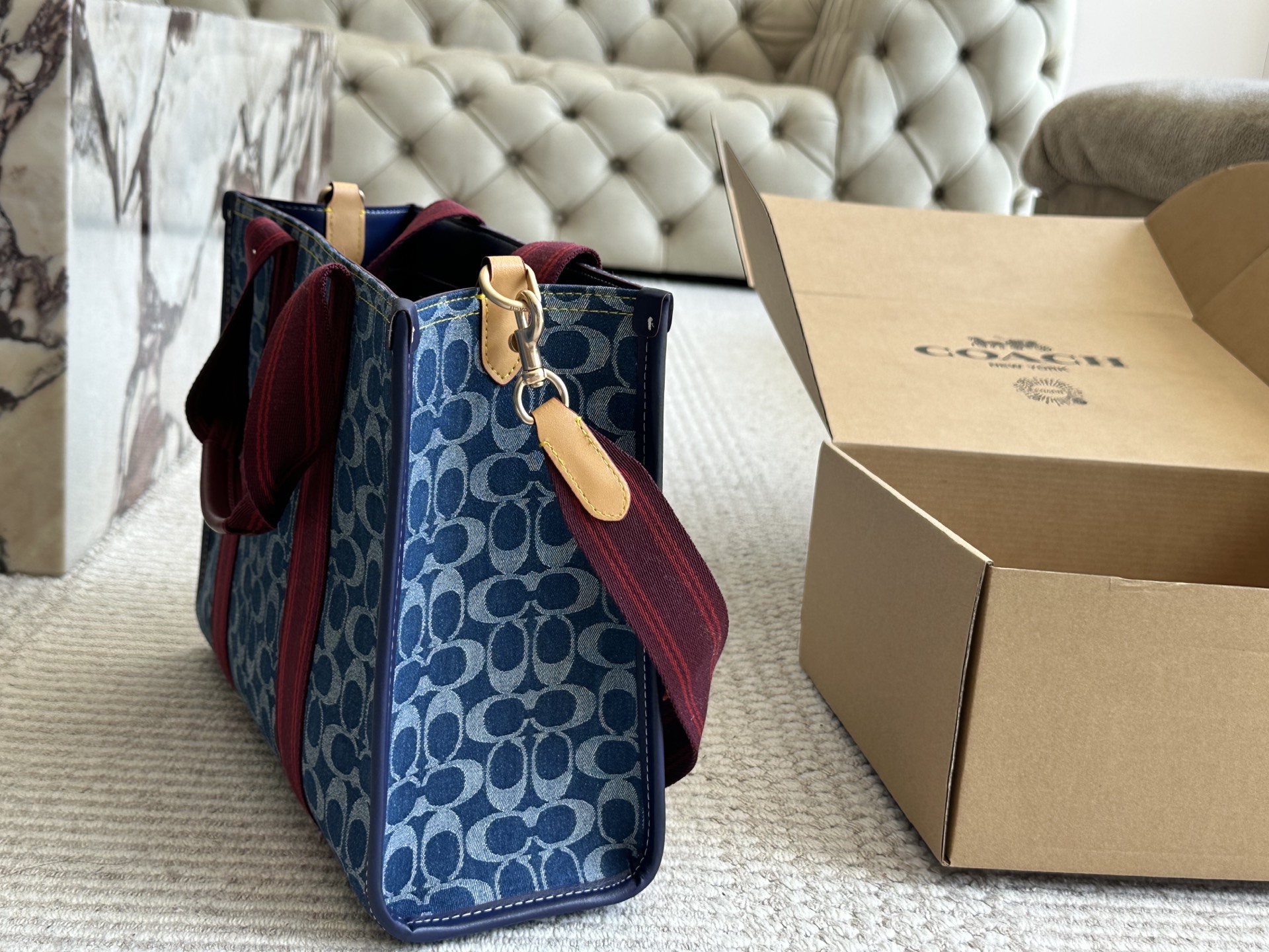 P190 飞机🎁

size：35 27cm
coach蔻驰经典logo购物袋tote包
大爆款 分分钟断货！
搜索🔍蔻驰coach 购物袋🛍️