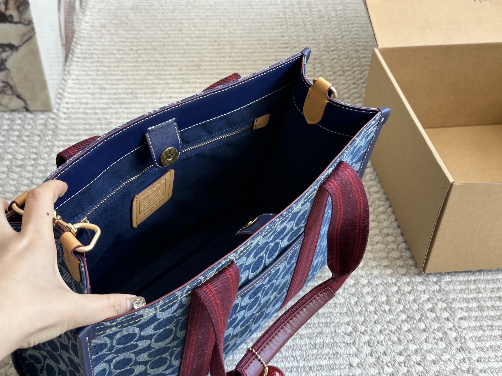 P190 飞机🎁

size：35 27cm
coach蔻驰经典logo购物袋tote包
大爆款 分分钟断货！
搜索🔍蔻驰coach 购物袋🛍️