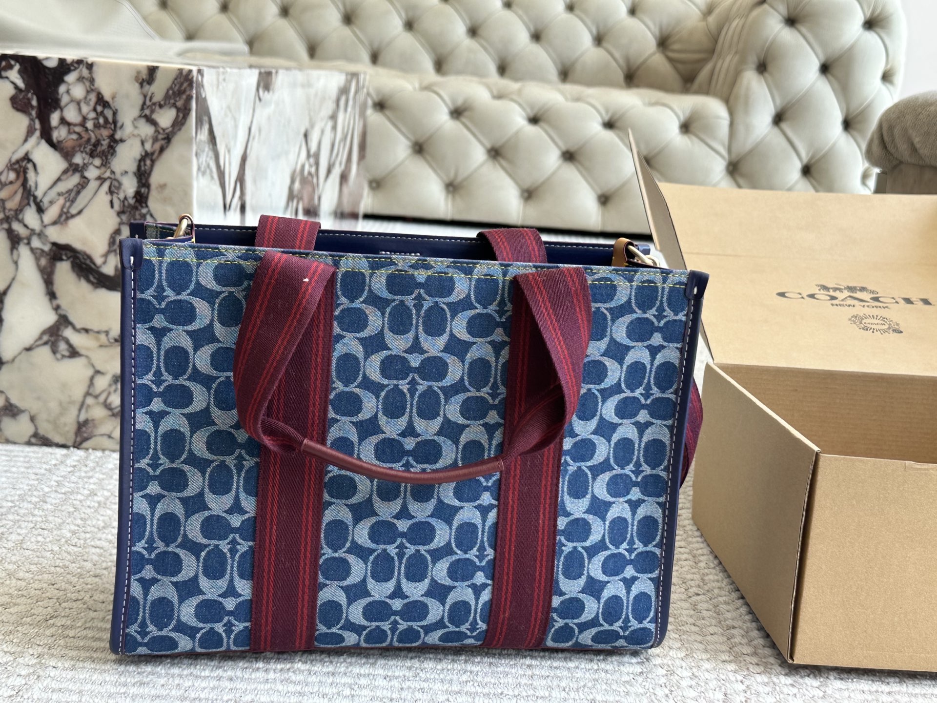 P190 飞机🎁

size：35 27cm
coach蔻驰经典logo购物袋tote包
大爆款 分分钟断货！
搜索🔍蔻驰coach 购物袋🛍️