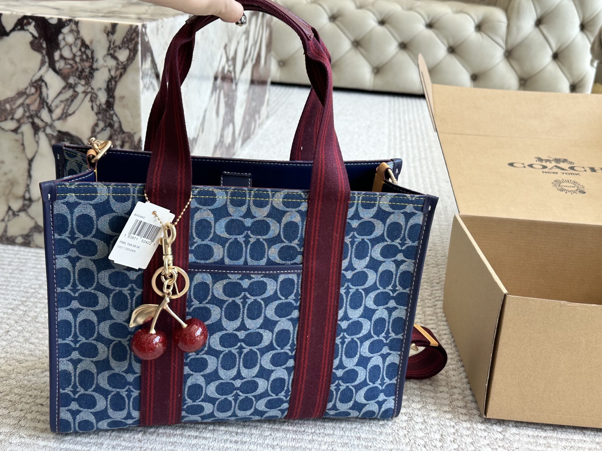 P190 飞机🎁

size：35 27cm
coach蔻驰经典logo购物袋tote包
大爆款 分分钟断货！
搜索🔍蔻驰coach 购物袋🛍️