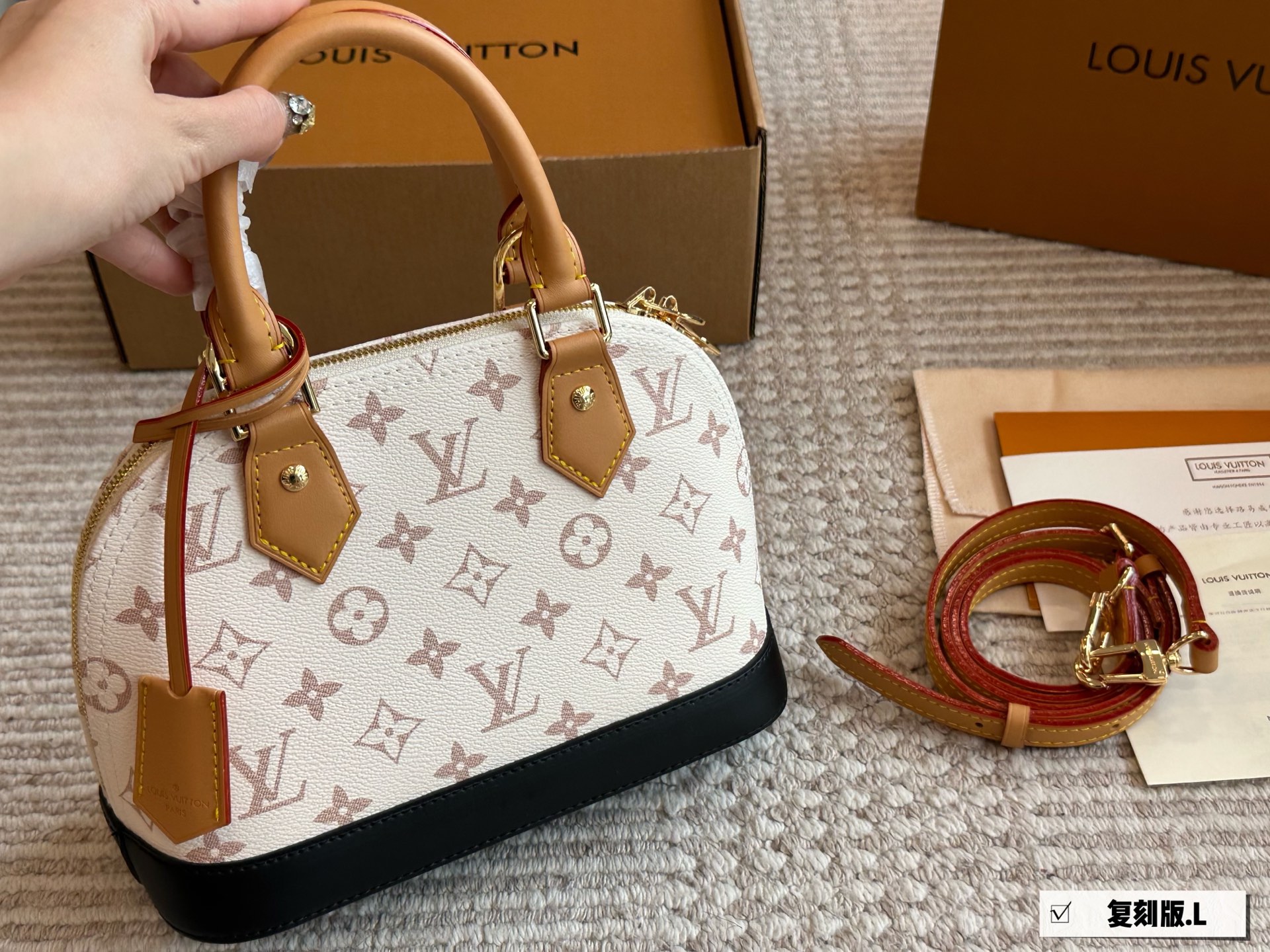 💰205 配盒 

size： 25*18cm
L家 Alma贝壳包 
内敛！深沉！有味道！
这款百搭的经典手袋
依然很受现代的青睐！