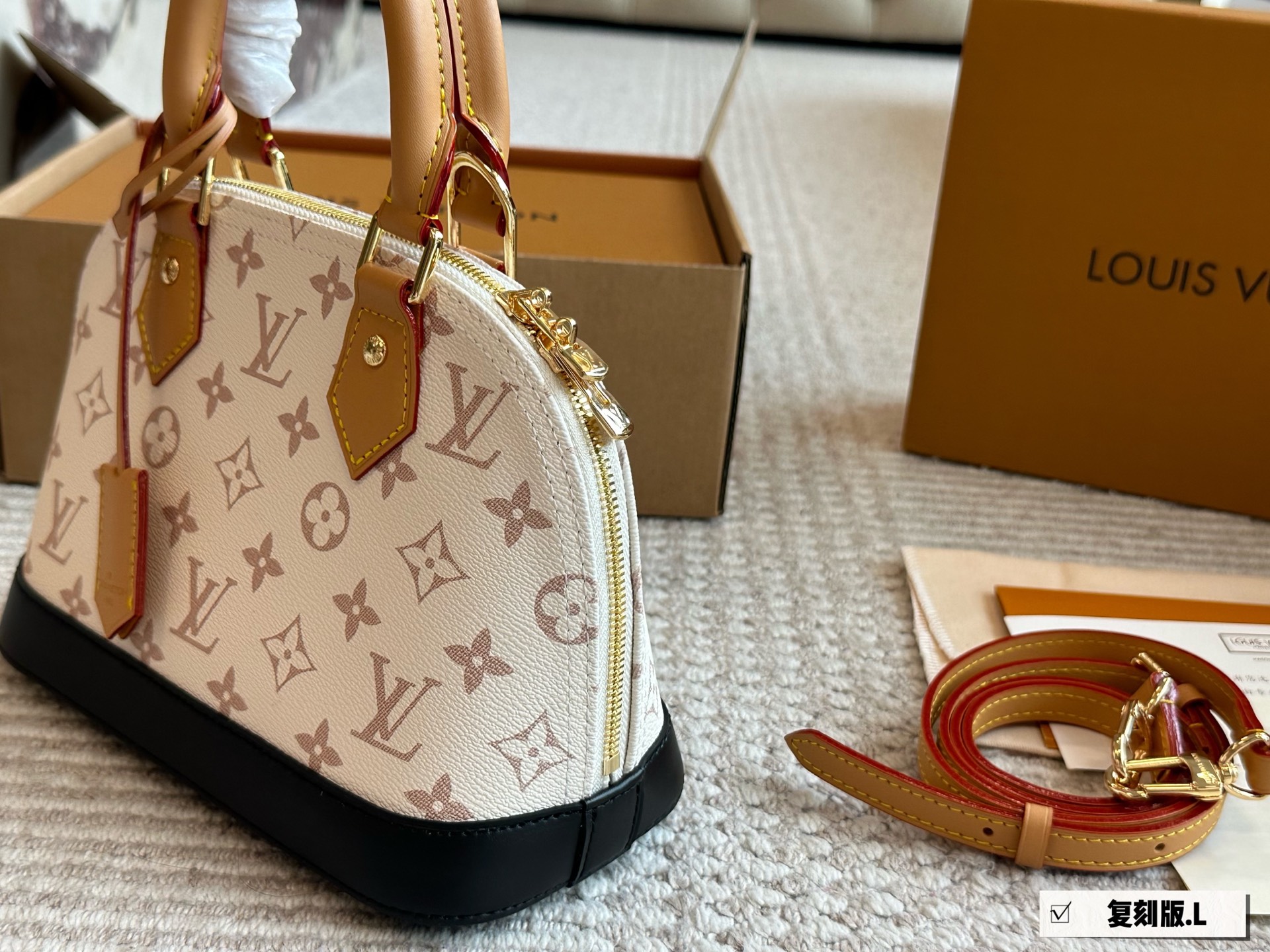 💰205 配盒 

size： 25*18cm
L家 Alma贝壳包 
内敛！深沉！有味道！
这款百搭的经典手袋
依然很受现代的青睐！