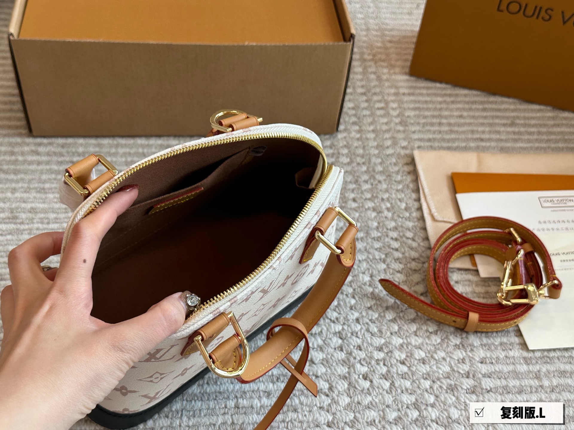 💰205 配盒 

size： 25*18cm
L家 Alma贝壳包 
内敛！深沉！有味道！
这款百搭的经典手袋
依然很受现代的青睐！