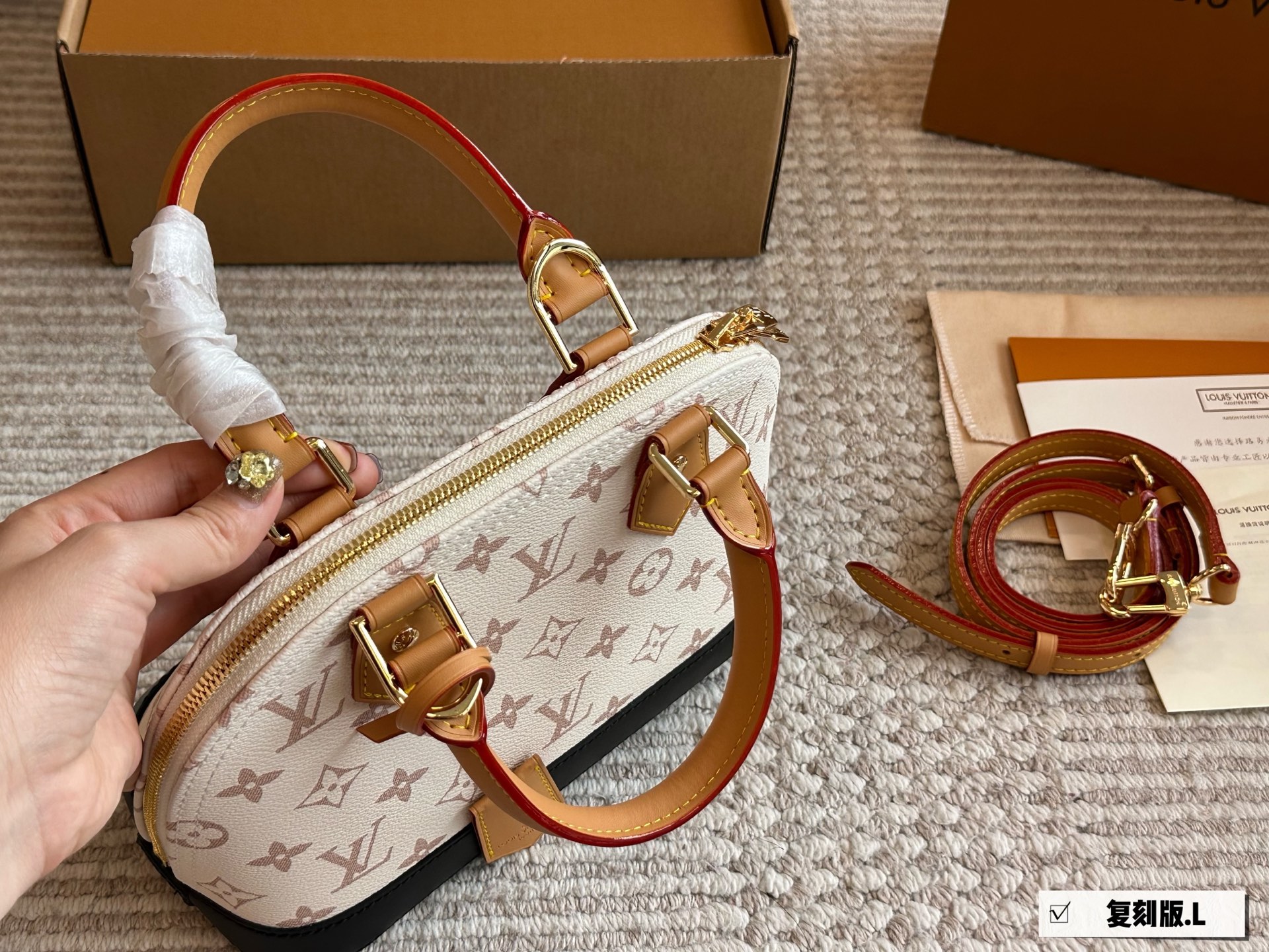 💰205 配盒 

size： 25*18cm
L家 Alma贝壳包 
内敛！深沉！有味道！
这款百搭的经典手袋
依然很受现代的青睐！