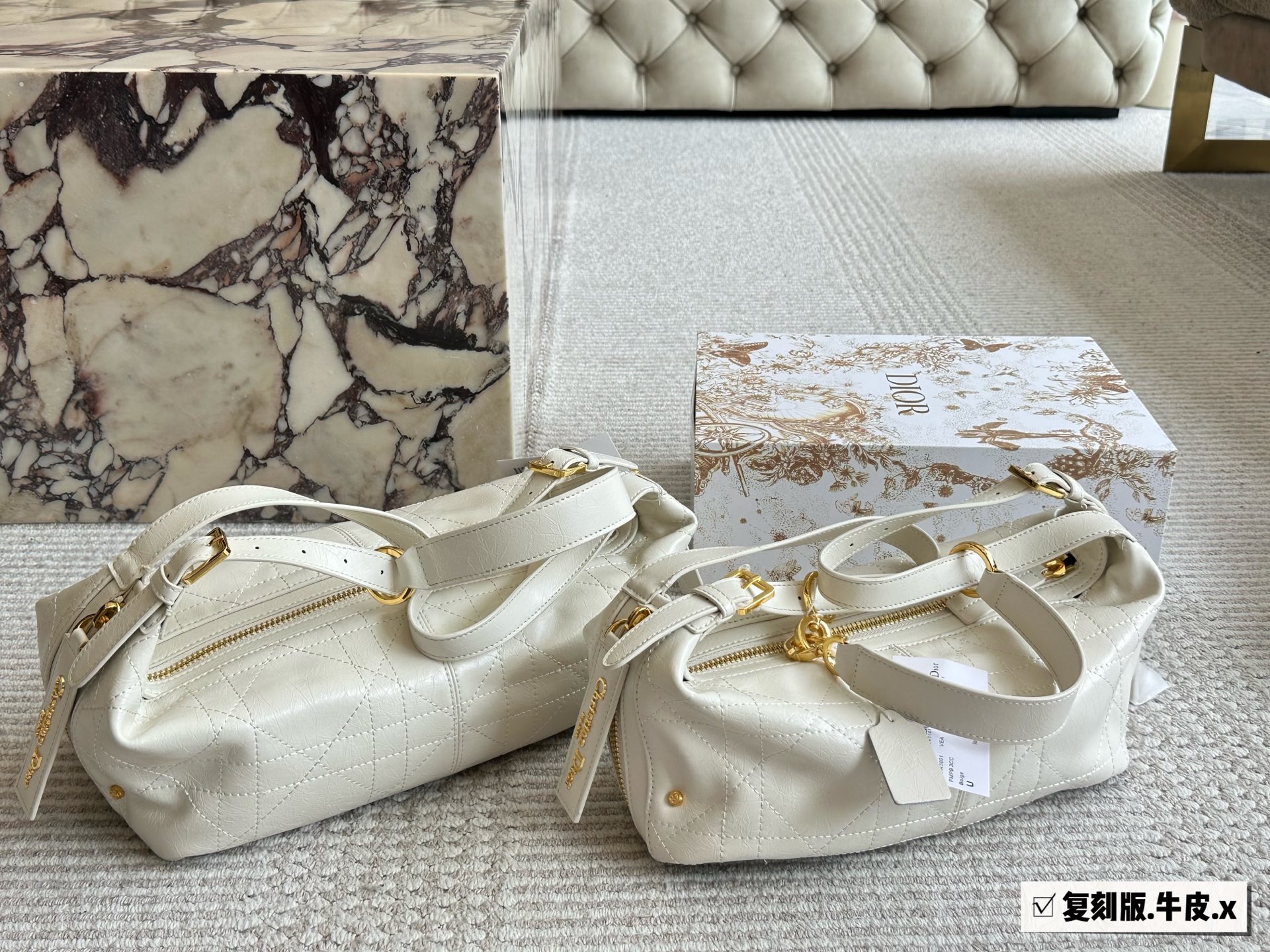 牛皮 ¥290、280 
dior老花便当包潇洒随性又松弛感满满
诠释时尚新姿态，造型潇洒随性，不经意间流露松弛感。换上露肩上衣与黑裙，又添几分优雅俏皮。搭配 Dior D-journey包，经典老花元素，为整体造型注入复古 格调，轻松拿捏时髦氛围。#周也 #周也同款 38*17/27*12cm