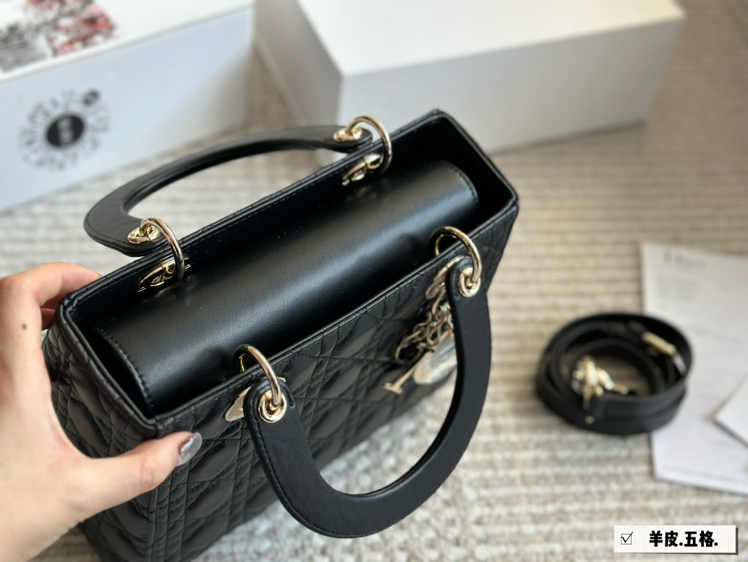 💰195💰200💰210 
  配高级包装

尺寸：17cm /20cm/24cm
高品版.升级出货 ✅
D家 戴妃羊皮
一年四季都百搭哦！
更加加分！！
⚠️⚠️小羊皮材质！

