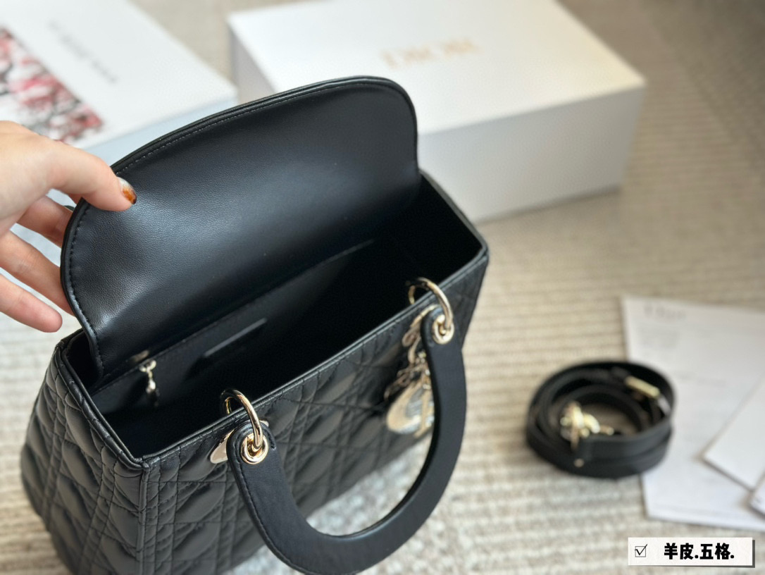 💰195💰200💰210 
  配高级包装

尺寸：17cm /20cm/24cm
高品版.升级出货 ✅
D家 戴妃羊皮
一年四季都百搭哦！
更加加分！！
⚠️⚠️小羊皮材质！

