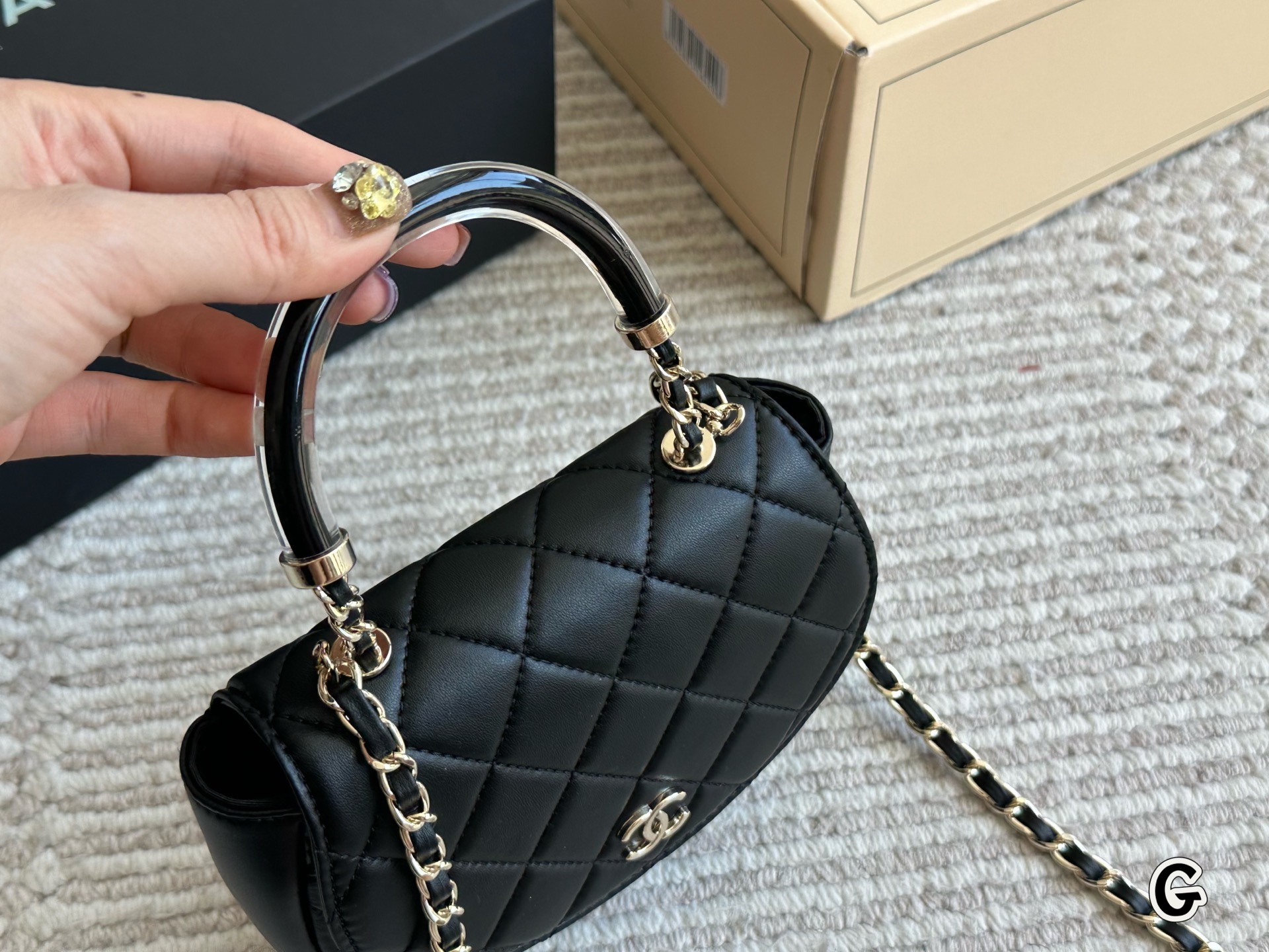 复刻版p170 
Chanel woc手提材质为羊皮纹
小巧精致，上身效果非常好
此款手柄设计老婆非常喜欢。个人认为是
chanel包里很好看的一款。非常推荐！
尺寸17 14cm

