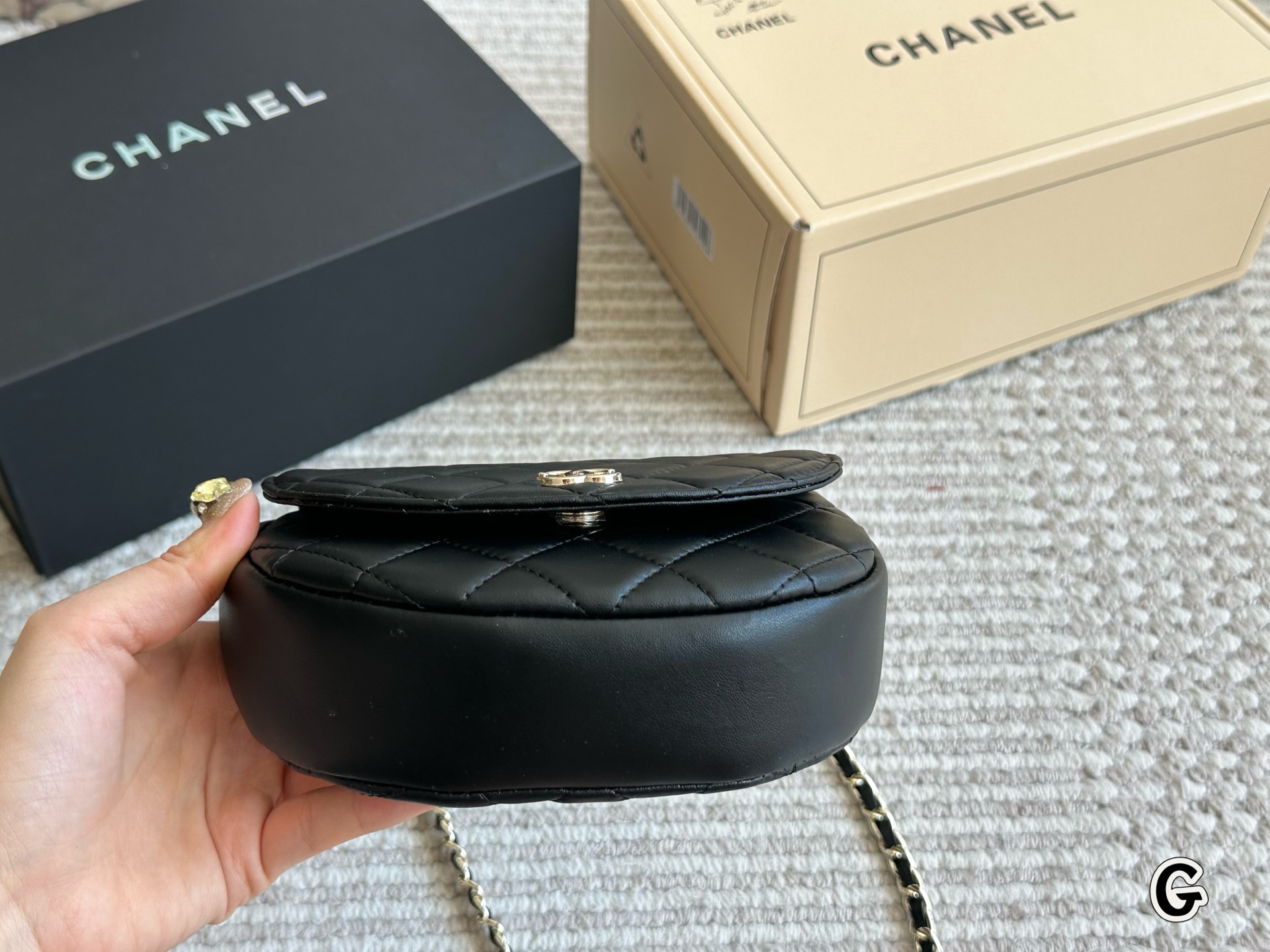 复刻版p170 
Chanel woc手提材质为羊皮纹
小巧精致，上身效果非常好
此款手柄设计老婆非常喜欢。个人认为是
chanel包里很好看的一款。非常推荐！
尺寸17 14cm


