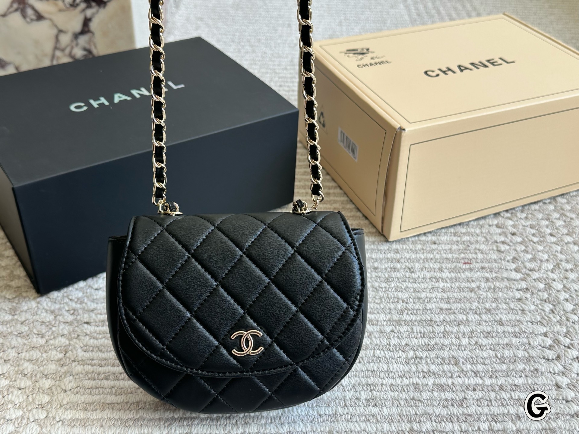 复刻版p170 
Chanel woc手提材质为羊皮纹
小巧精致，上身效果非常好
此款手柄设计老婆非常喜欢。个人认为是
chanel包里很好看的一款。非常推荐！
尺寸17 14cm

