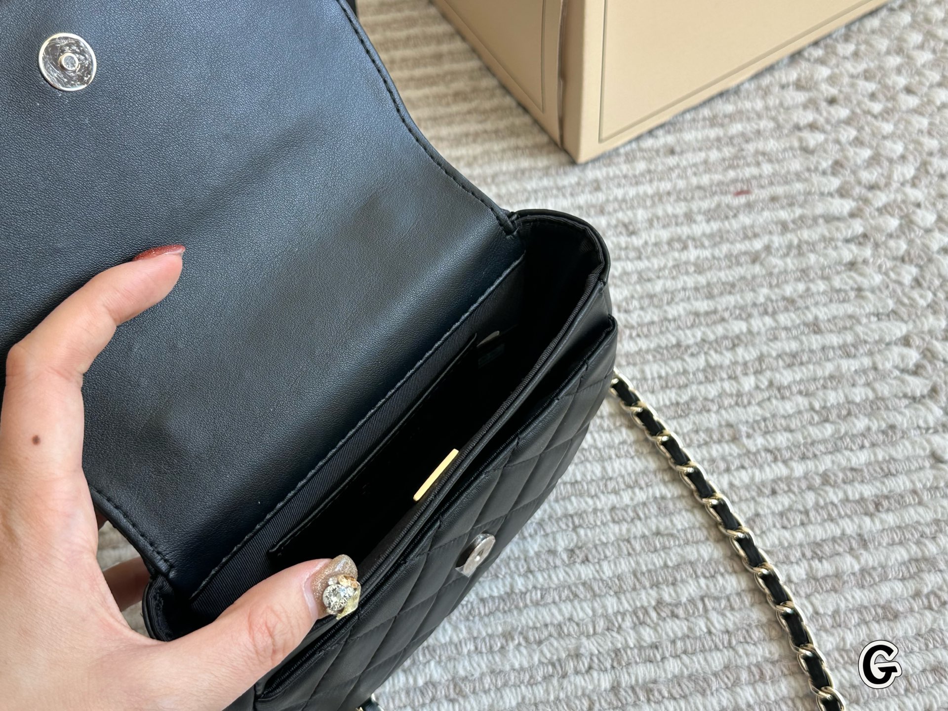 复刻版p170 
Chanel woc手提材质为羊皮纹
小巧精致，上身效果非常好
此款手柄设计老婆非常喜欢。个人认为是
chanel包里很好看的一款。非常推荐！
尺寸17 14cm

