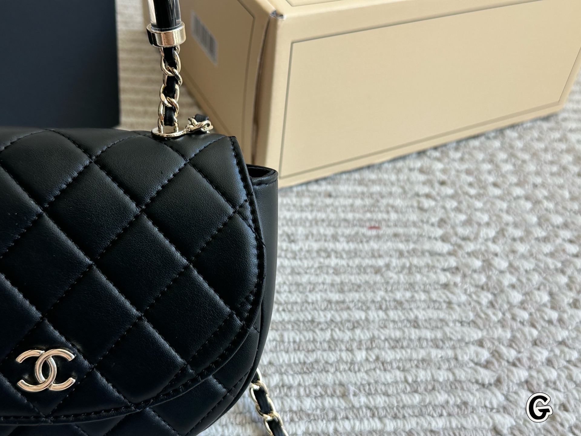 复刻版p170 
Chanel woc手提材质为羊皮纹
小巧精致，上身效果非常好
此款手柄设计老婆非常喜欢。个人认为是
chanel包里很好看的一款。非常推荐！
尺寸17 14cm

