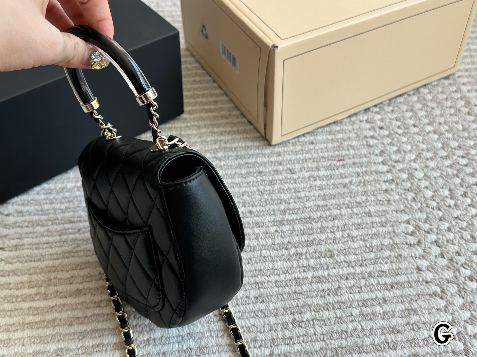 复刻版p170 
Chanel woc手提材质为羊皮纹
小巧精致，上身效果非常好
此款手柄设计老婆非常喜欢。个人认为是
chanel包里很好看的一款。非常推荐！
尺寸17 14cm


