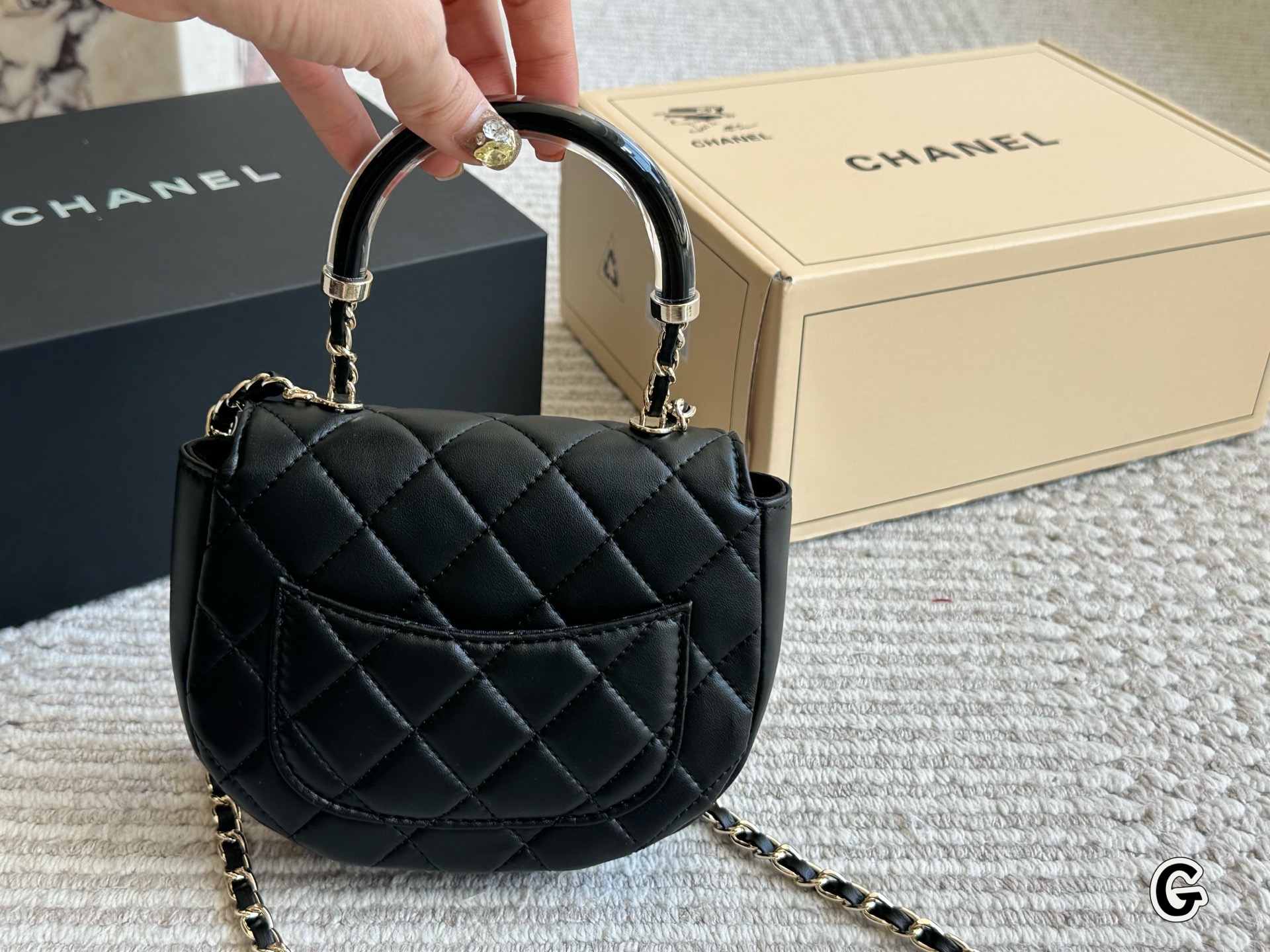 复刻版p170 
Chanel woc手提材质为羊皮纹
小巧精致，上身效果非常好
此款手柄设计老婆非常喜欢。个人认为是
chanel包里很好看的一款。非常推荐！
尺寸17 14cm

