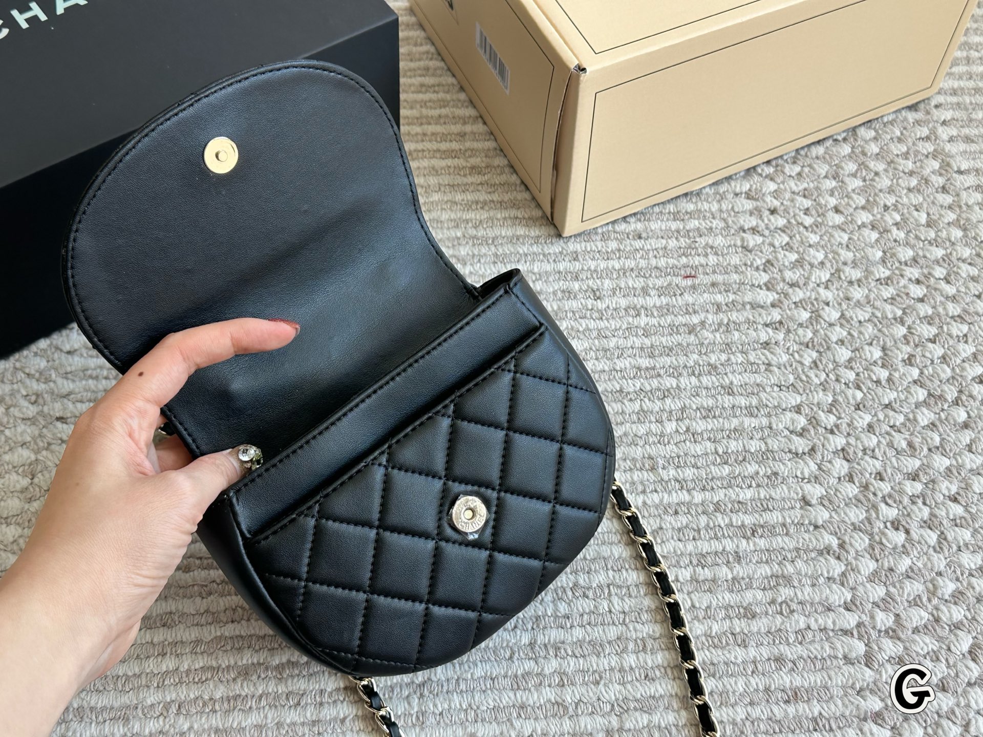 复刻版p170 
Chanel woc手提材质为羊皮纹
小巧精致，上身效果非常好
此款手柄设计老婆非常喜欢。个人认为是
chanel包里很好看的一款。非常推荐！
尺寸17 14cm

