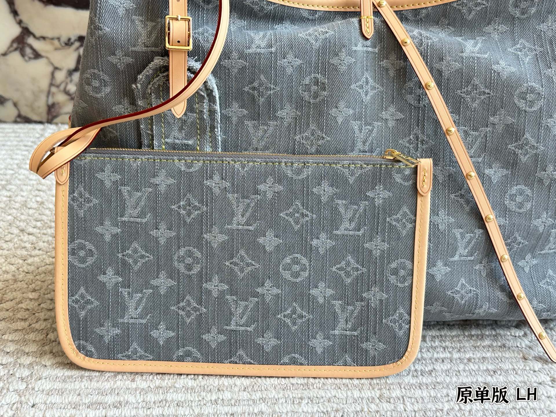 原单版💰310 
这款简直是我最爱的包包了!! 
lv24限量款丹宁牛仔carryall中号
丹宁牛仔的材质超级轻便超级好凹造型
肩带的植鞣革采用了这一系列经典的+铆钉的设计 搭配进口变色皮
太好看了41*32/ 配礼盒🎁


