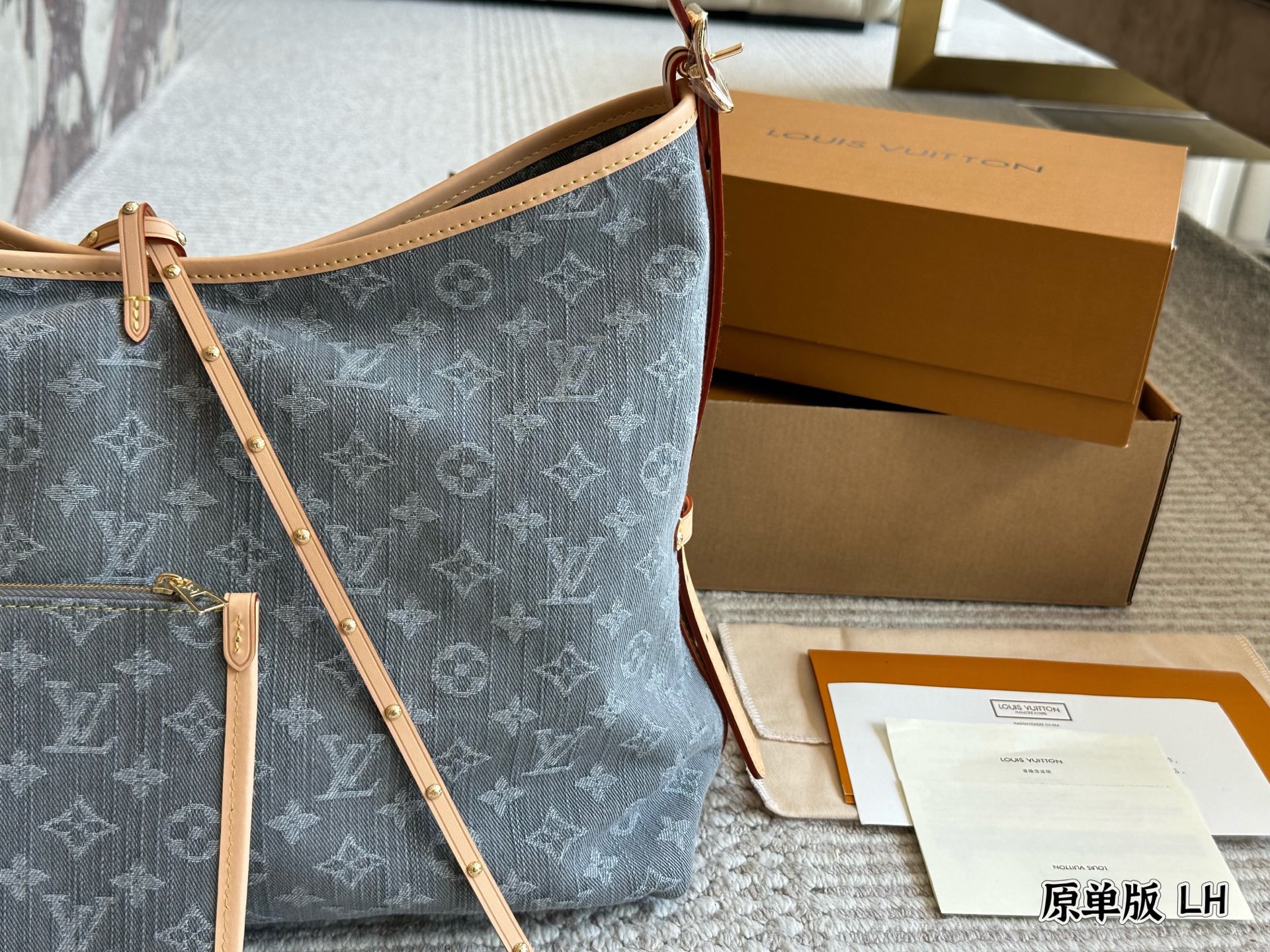 原单版💰310 
这款简直是我最爱的包包了!! 
lv24限量款丹宁牛仔carryall中号
丹宁牛仔的材质超级轻便超级好凹造型
肩带的植鞣革采用了这一系列经典的+铆钉的设计 搭配进口变色皮
太好看了41*32/ 配礼盒🎁


