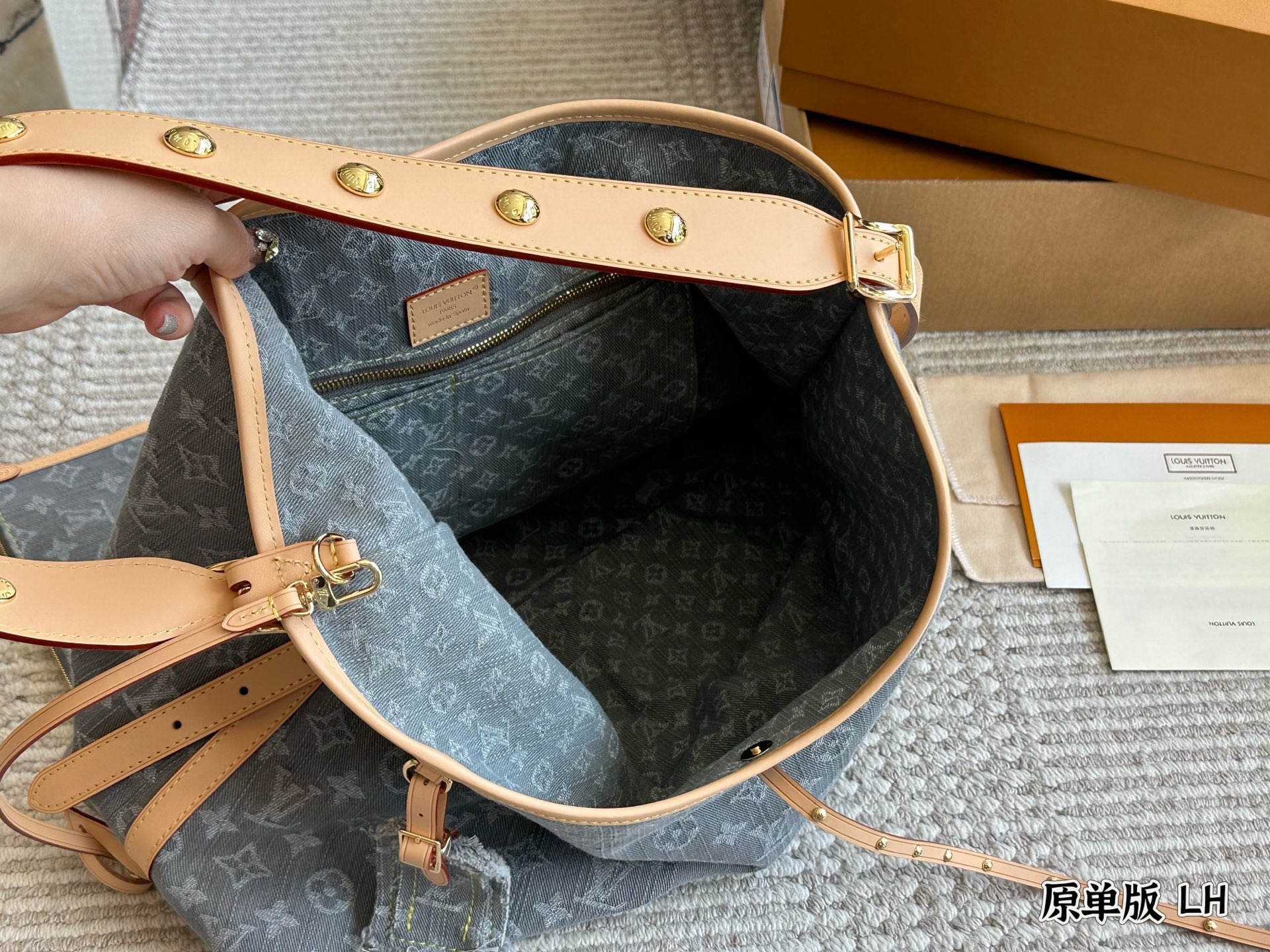 原单版💰310 
这款简直是我最爱的包包了!! 
lv24限量款丹宁牛仔carryall中号
丹宁牛仔的材质超级轻便超级好凹造型
肩带的植鞣革采用了这一系列经典的+铆钉的设计 搭配进口变色皮
太好看了41*32/ 配礼盒🎁


