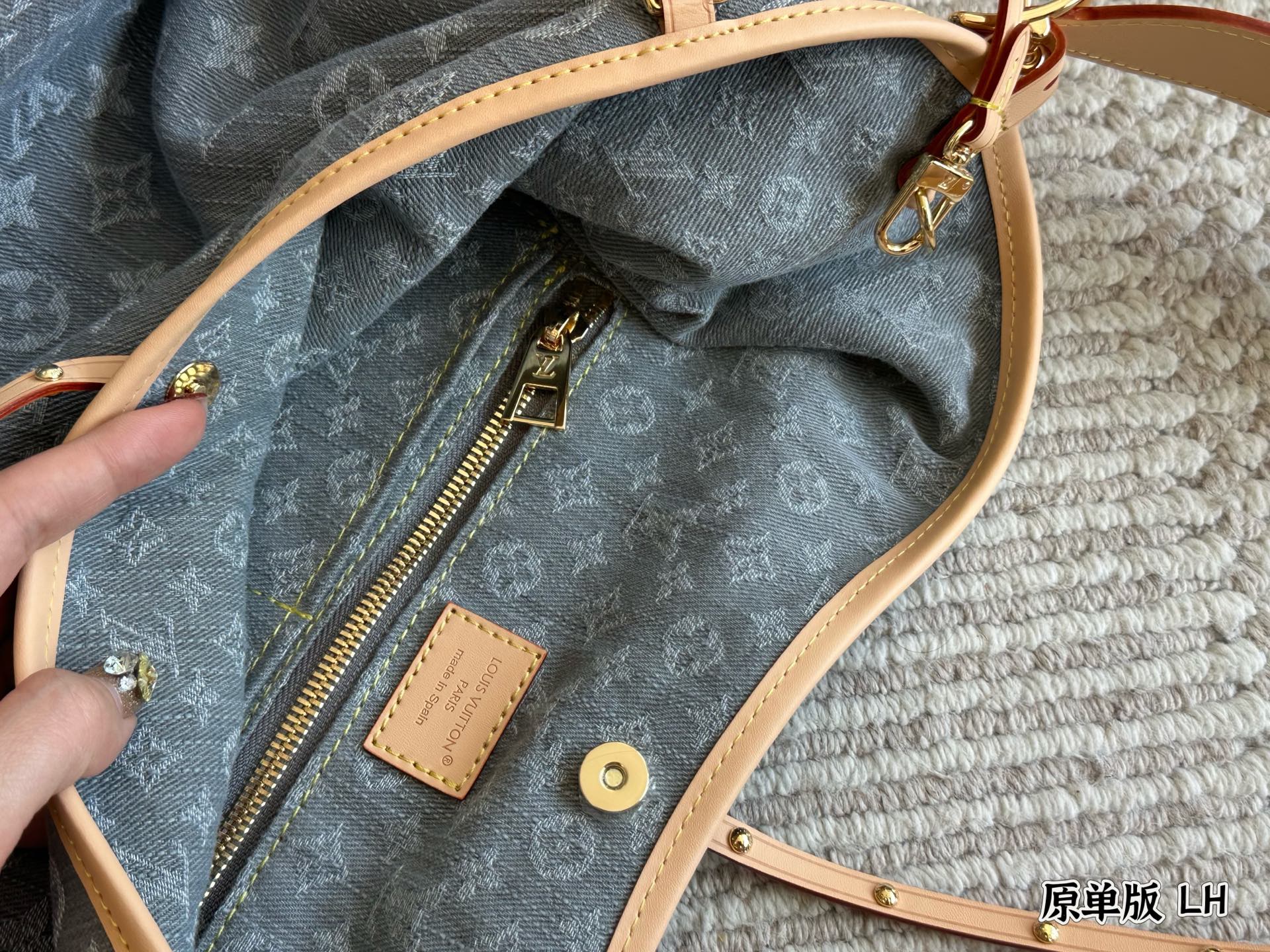 原单版💰310 
这款简直是我最爱的包包了!! 
lv24限量款丹宁牛仔carryall中号
丹宁牛仔的材质超级轻便超级好凹造型
肩带的植鞣革采用了这一系列经典的+铆钉的设计 搭配进口变色皮
太好看了41*32/ 配礼盒🎁


