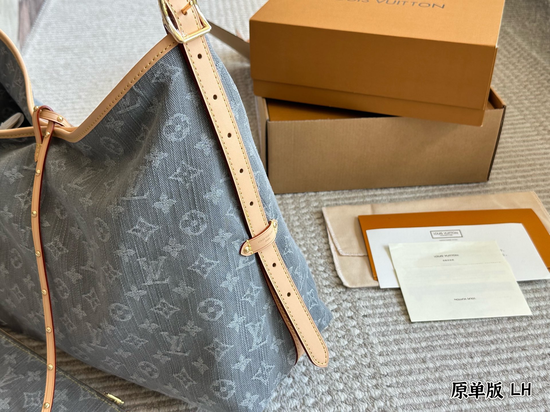 原单版💰310 
这款简直是我最爱的包包了!! 
lv24限量款丹宁牛仔carryall中号
丹宁牛仔的材质超级轻便超级好凹造型
肩带的植鞣革采用了这一系列经典的+铆钉的设计 搭配进口变色皮
太好看了41*32/ 配礼盒🎁


