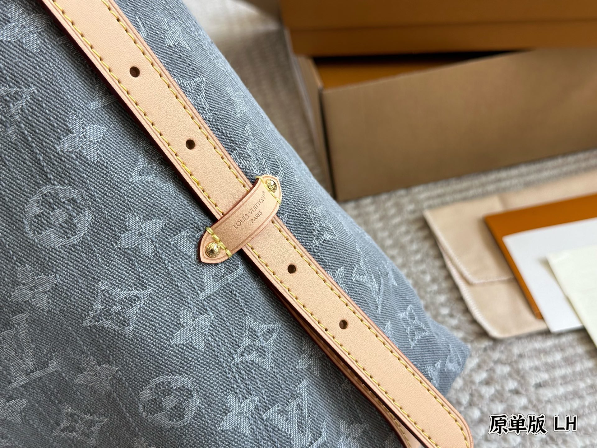 原单版💰310 
这款简直是我最爱的包包了!! 
lv24限量款丹宁牛仔carryall中号
丹宁牛仔的材质超级轻便超级好凹造型
肩带的植鞣革采用了这一系列经典的+铆钉的设计 搭配进口变色皮
太好看了41*32/ 配礼盒🎁


