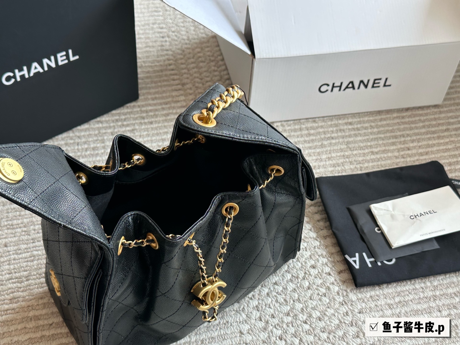 Chanel 25s Hobo Pequeño de Piel de Caviar en Negro con Hardware Dorado 4 i1746431995781 8332 0 7