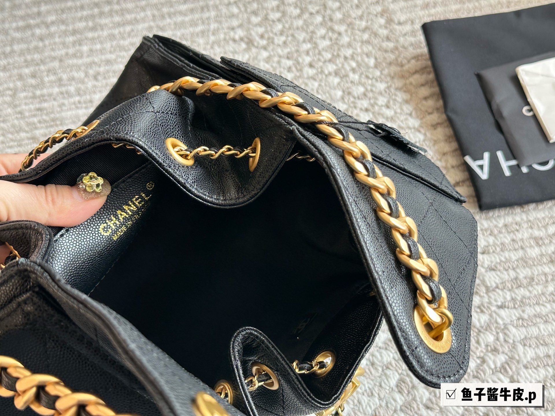 Chanel 25s Hobo Pequeño de Piel de Caviar en Negro con Hardware Dorado 5 i1746431996963 2543 0 8