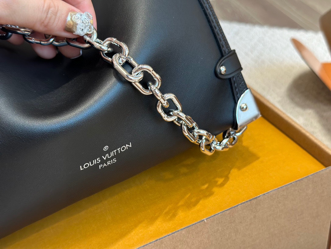 Elegante Bolso Trunk de Cuero Negro Louis Vuitton: Lujo y Estilo Icónico 7 i1746449033129 6194 0 5