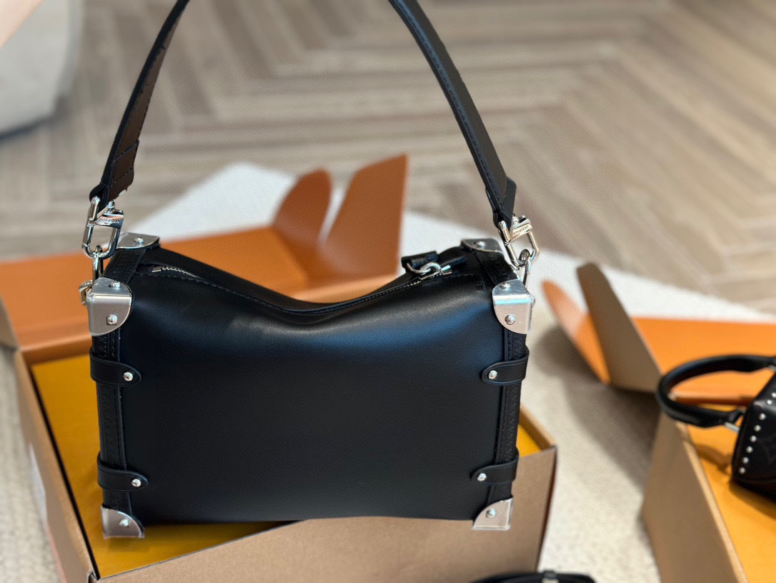 Elegante Bolso Trunk de Cuero Negro Louis Vuitton: Lujo y Estilo Icónico 5 i1746449033130 8185 0 3