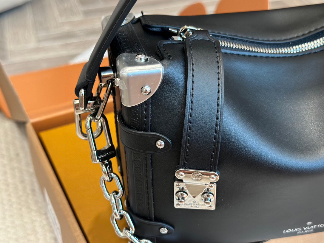 Elegante Bolso Trunk de Cuero Negro Louis Vuitton: Lujo y Estilo Icónico 3 i1746449033130 8350 0 1