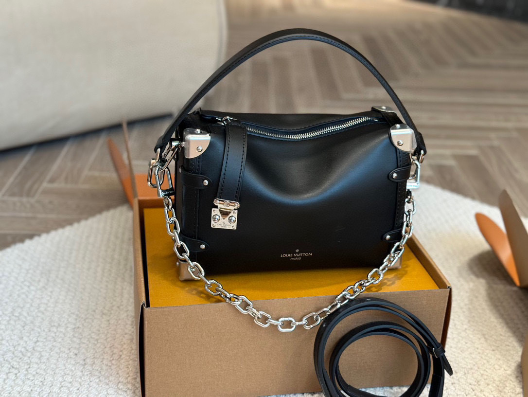 Elegante Bolso Trunk de Cuero Negro Louis Vuitton: Lujo y Estilo Icónico 9 i1746449033978 1860 0 7