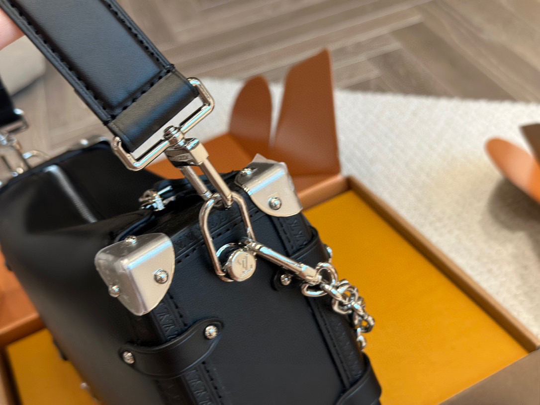 Elegante Bolso Trunk de Cuero Negro Louis Vuitton: Lujo y Estilo Icónico 8 i1746449033978 7509 0 6