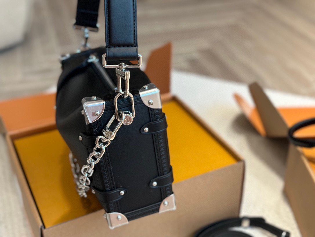 Elegante Bolso Trunk de Cuero Negro Louis Vuitton: Lujo y Estilo Icónico 4 i1746449033980 6337 0 2