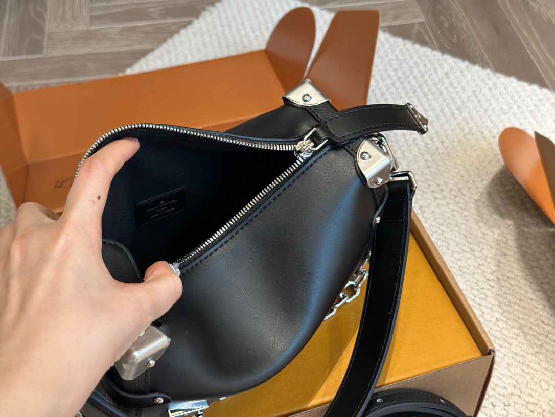 Elegante Bolso Trunk de Cuero Negro Louis Vuitton: Lujo y Estilo Icónico 10 i1746449033980 770 0 8