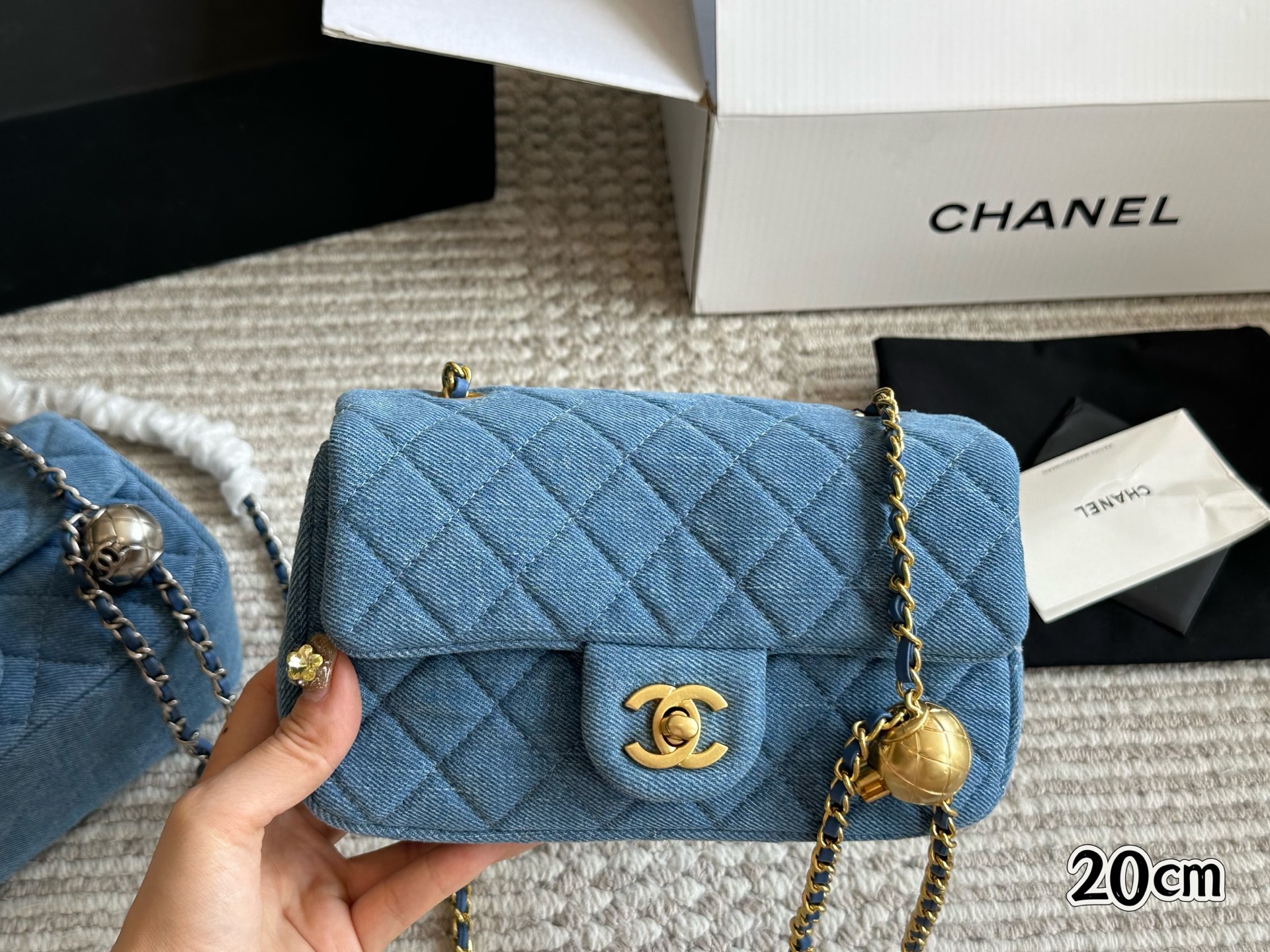 Bolso Chanel Cuadrado con Solapa de Denim Azul y Detalle de Bola Dorada, 20 cm 3 i1746534750221 5066 0 1