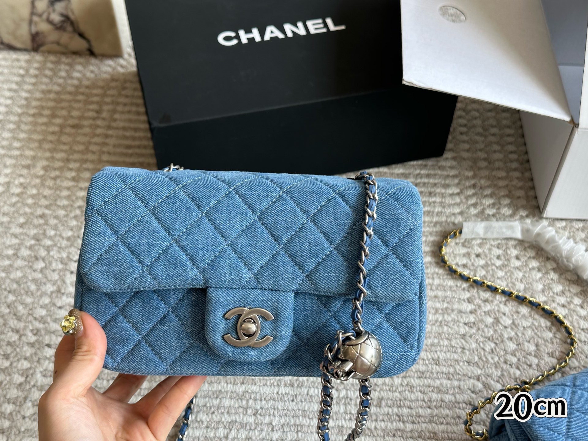 Bolso Chanel Cuadrado con Solapa de Denim Azul y Detalle de Bola Dorada, 20 cm 4 i1746534750226 9397 0 2