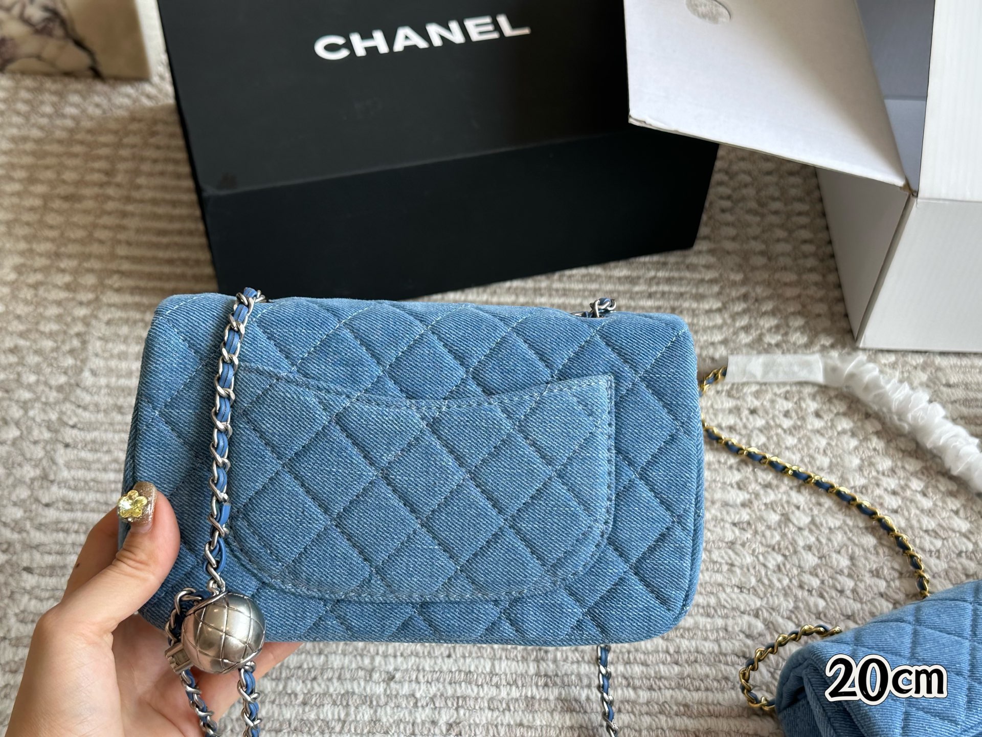 Bolso Chanel Cuadrado con Solapa de Denim Azul y Detalle de Bola Dorada, 20 cm 7 i1746534750245 4854 0 5