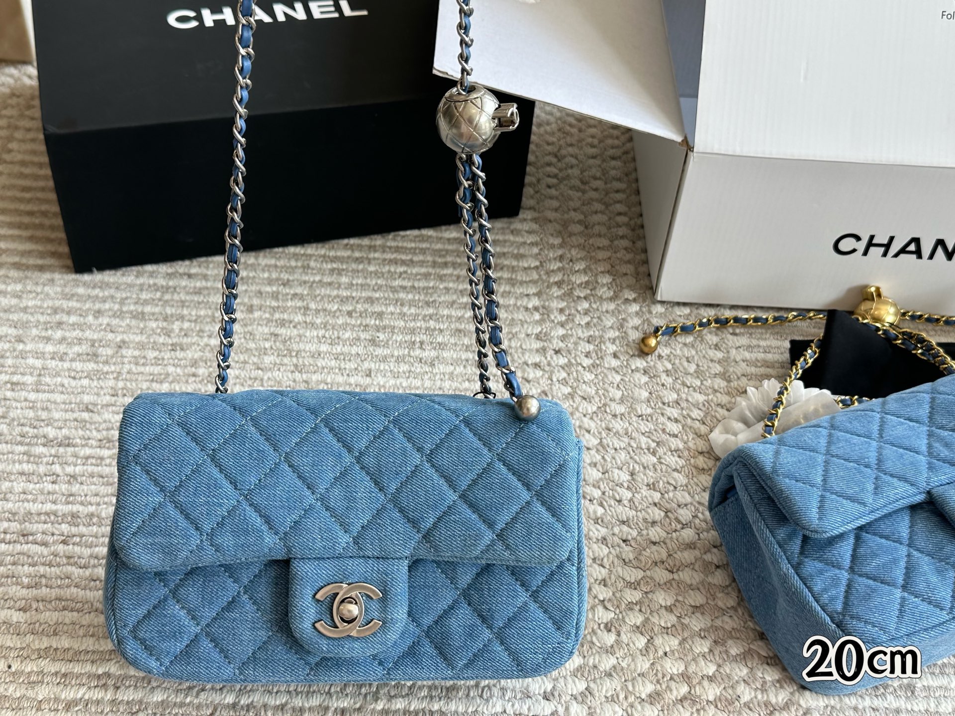 Bolso Chanel Cuadrado con Solapa de Denim Azul y Detalle de Bola Dorada, 20 cm 8 i1746534750246 7120 0 6