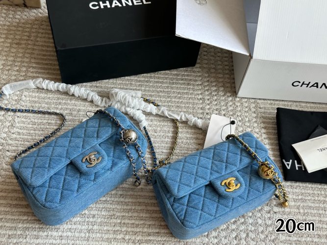 Bolso Chanel Cuadrado con Solapa de Denim Azul y Detalle de Bola Dorada, 20 cm 14 Bolso Chanel Cuadrado con Solapa de Denim Azul y Detalle de Bola Dorada, 20 cm