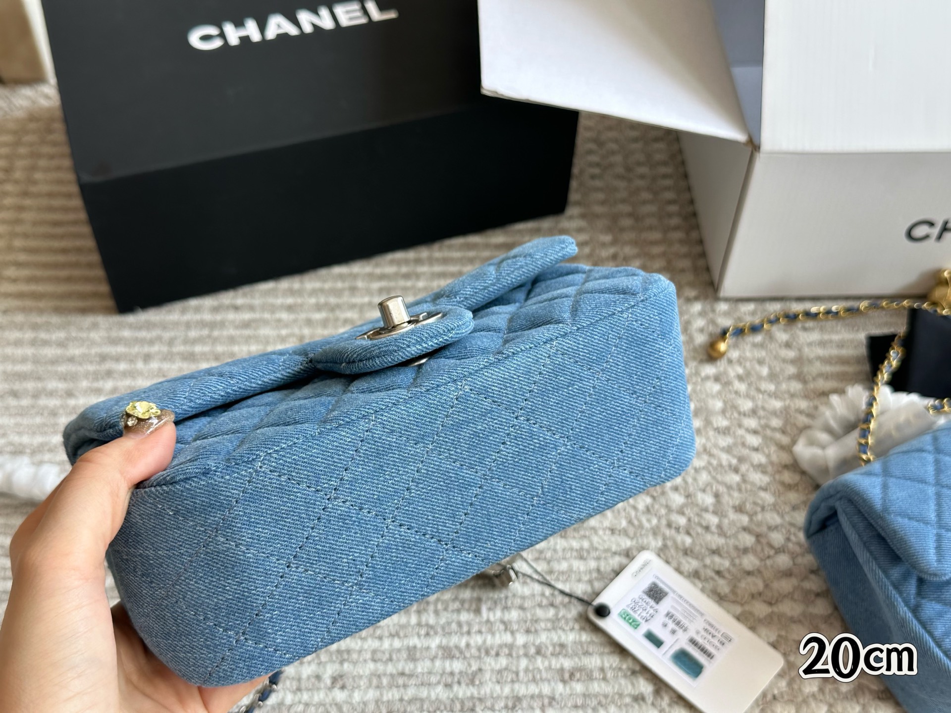 Bolso Chanel Cuadrado con Solapa de Denim Azul y Detalle de Bola Dorada, 20 cm 9 i1746534751492 4272 0 7