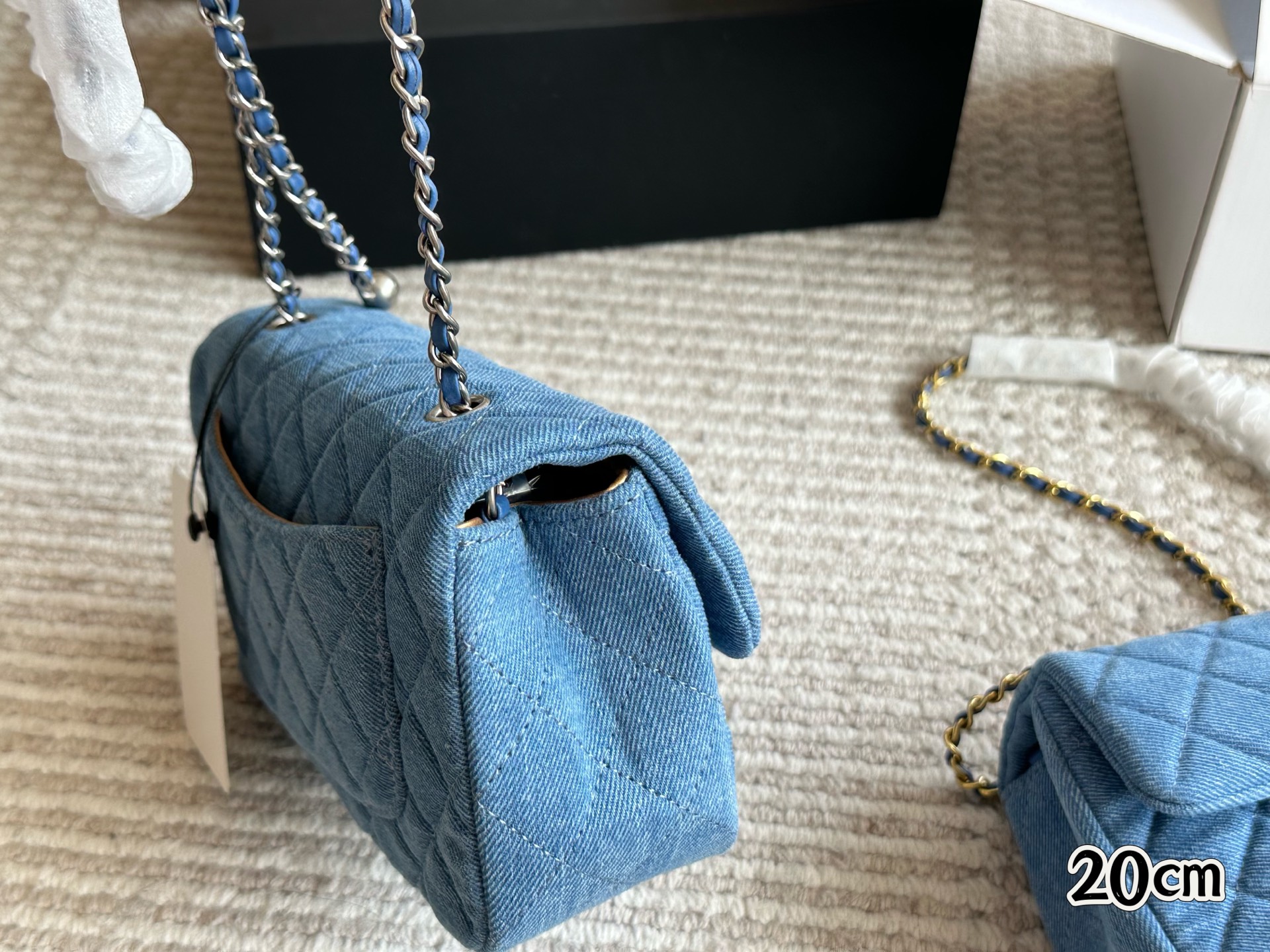 Bolso Chanel Cuadrado con Solapa de Denim Azul y Detalle de Bola Dorada, 20 cm 6 i1746534751493 643 0 4