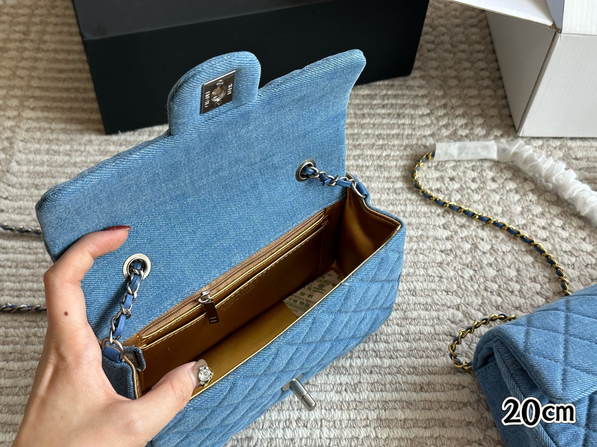 Bolso Chanel Cuadrado con Solapa de Denim Azul y Detalle de Bola Dorada, 20 cm 10 i1746534751520 3753 0 8