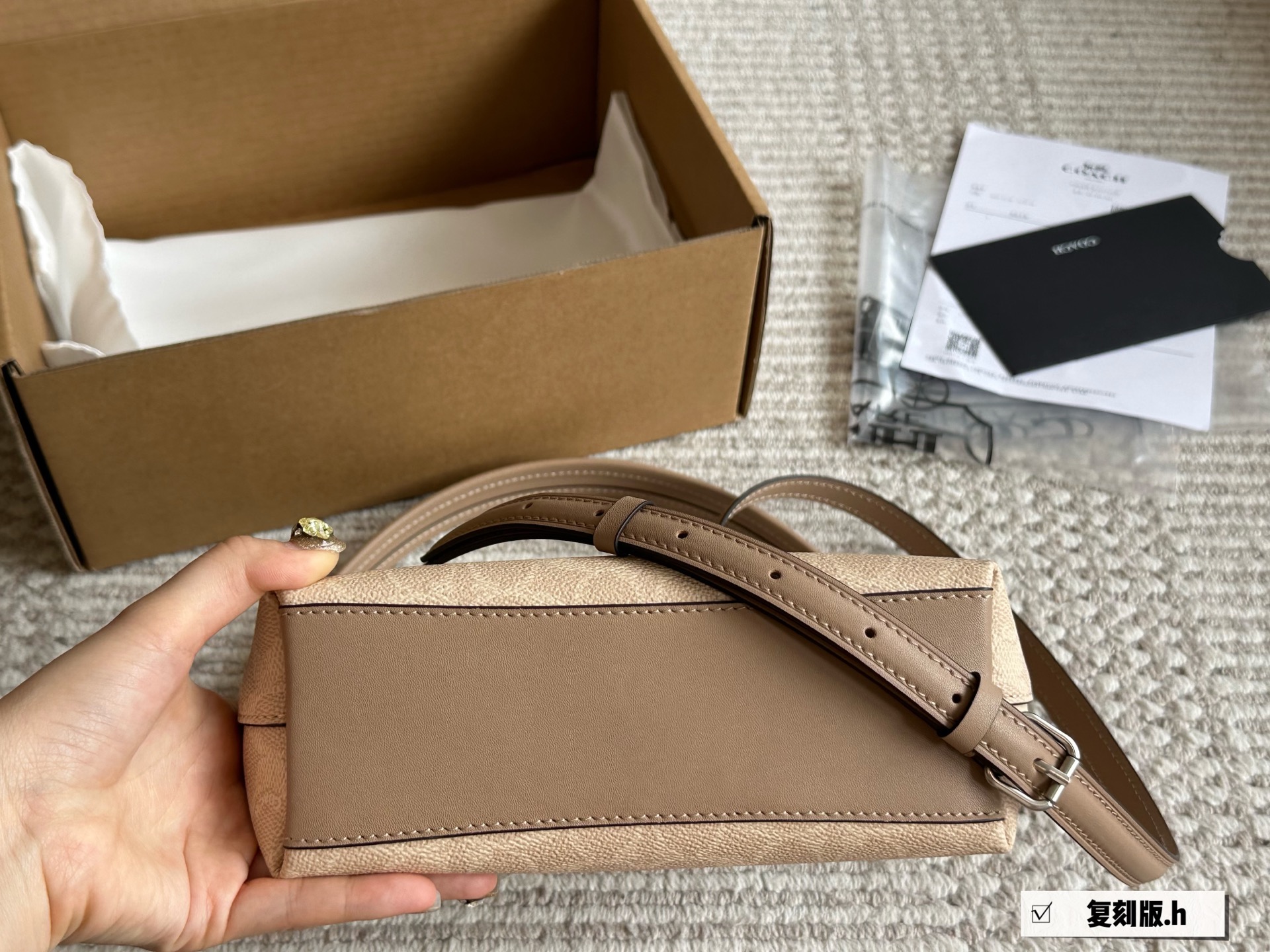 Coach Bolso Bandolera Wander Mini en Lona Estampada Signature 7 i1746540918087 765 0 5