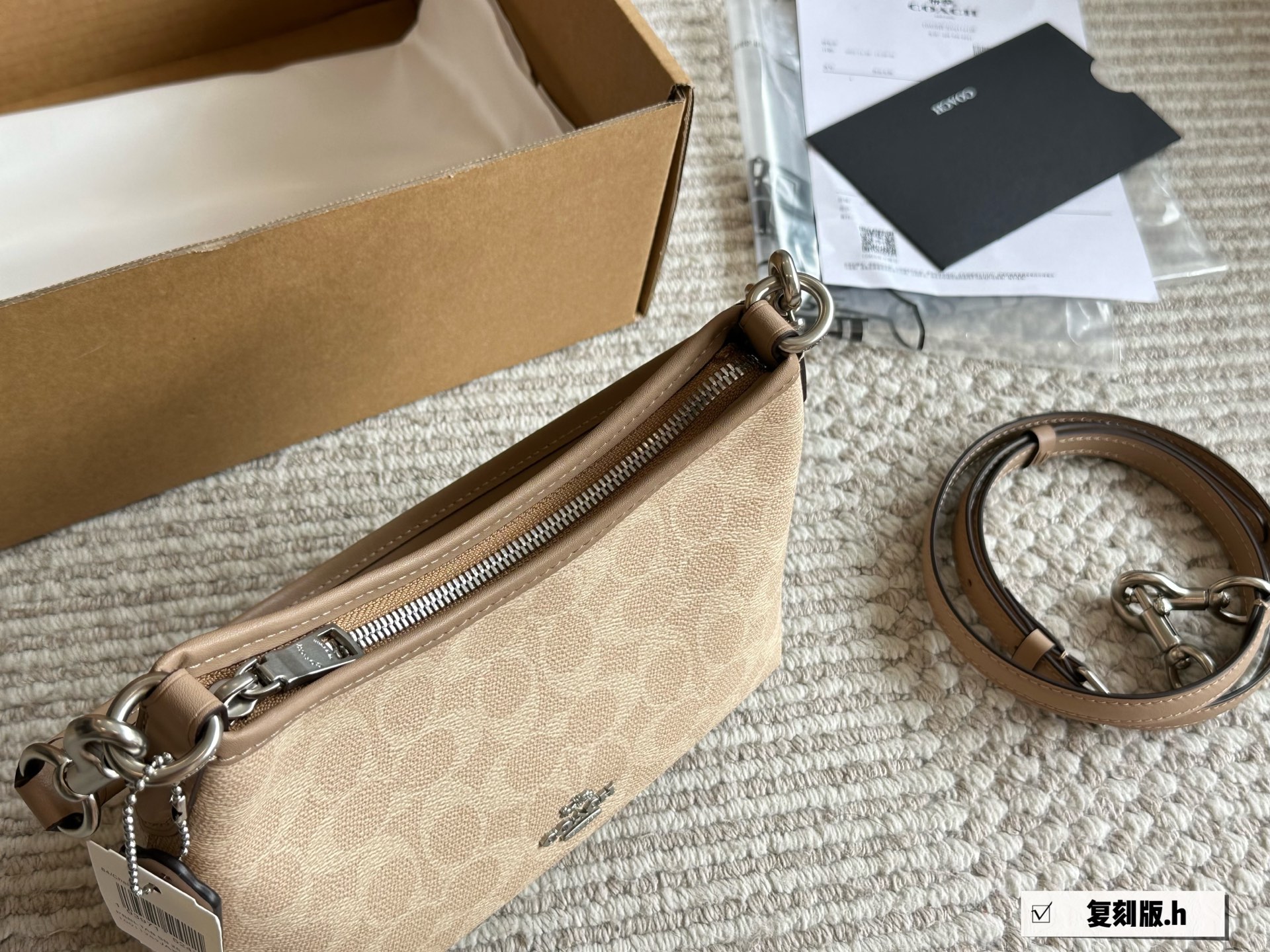 Coach Bolso Bandolera Wander Mini en Lona Estampada Signature 5 i1746540919055 1033 0 3