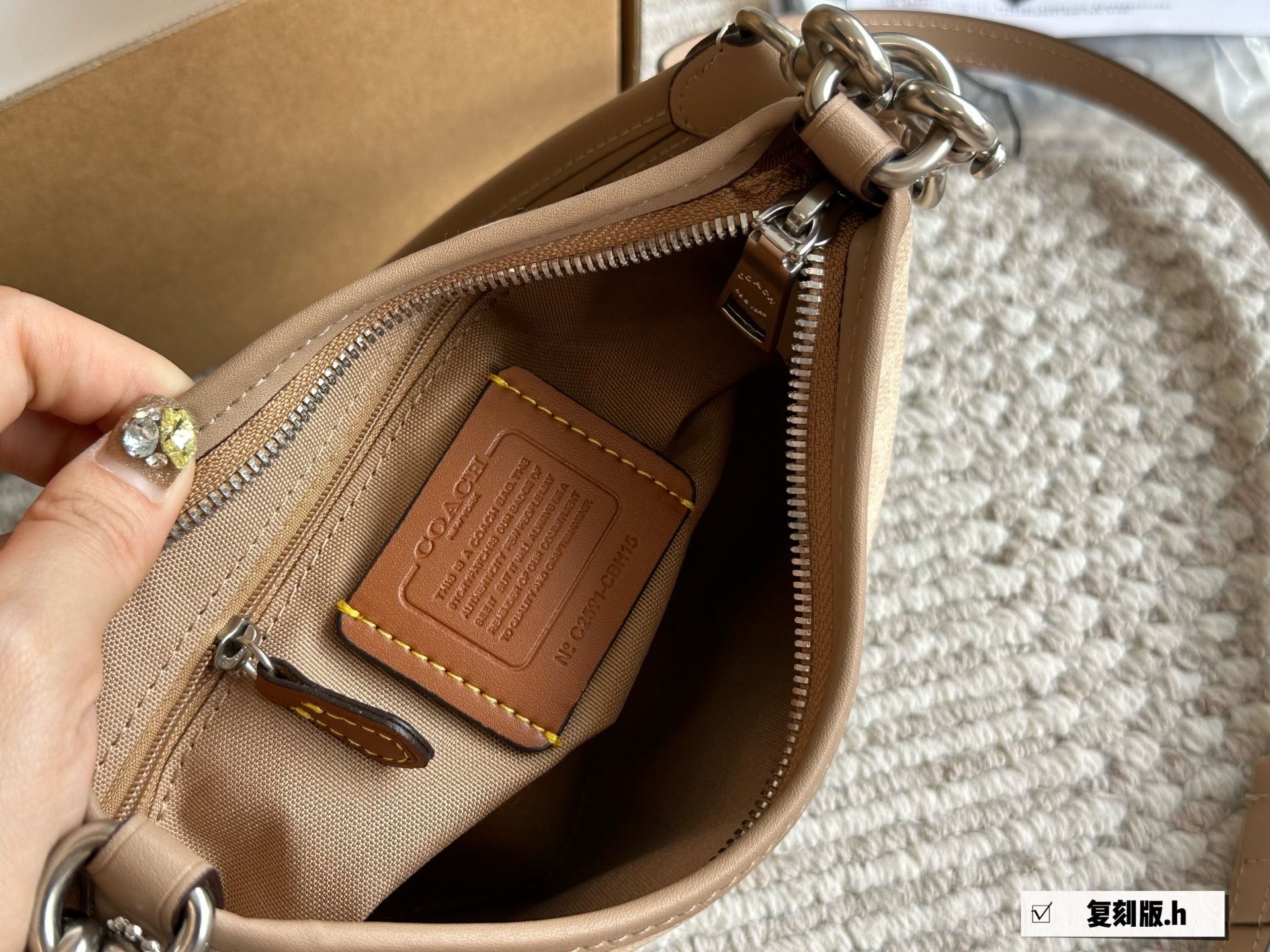 Coach Bolso Bandolera Wander Mini en Lona Estampada Signature 9 i1746540919082 7993 0 8