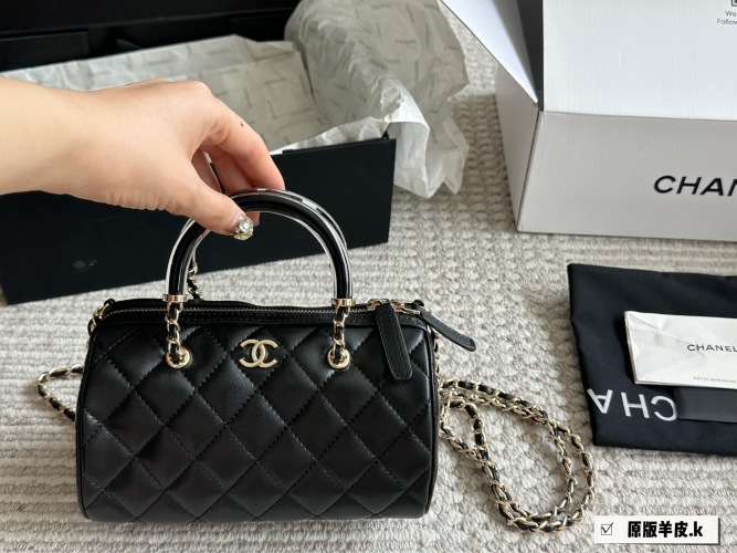 Elegante Bolso Bowling Chanel 25P: Estilo Clásico y Funcionalidad Moderna 8 Elegante Bolso Bowling Chanel 25P: Estilo Clásico y Funcionalidad Moderna