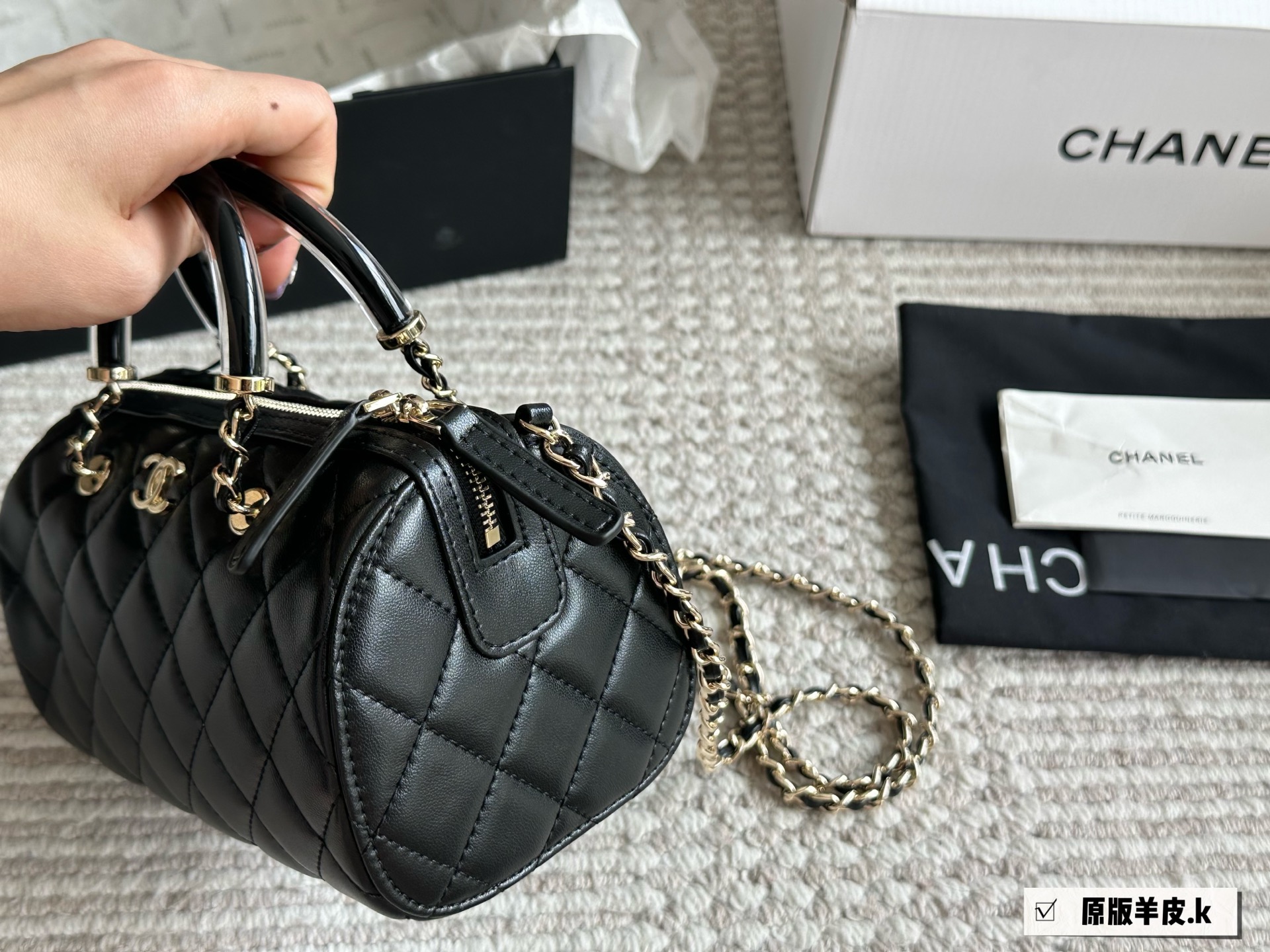 Elegante Bolso Bowling Chanel 25P: Estilo Clásico y Funcionalidad Moderna 4 i1746542120424 6366 0 2